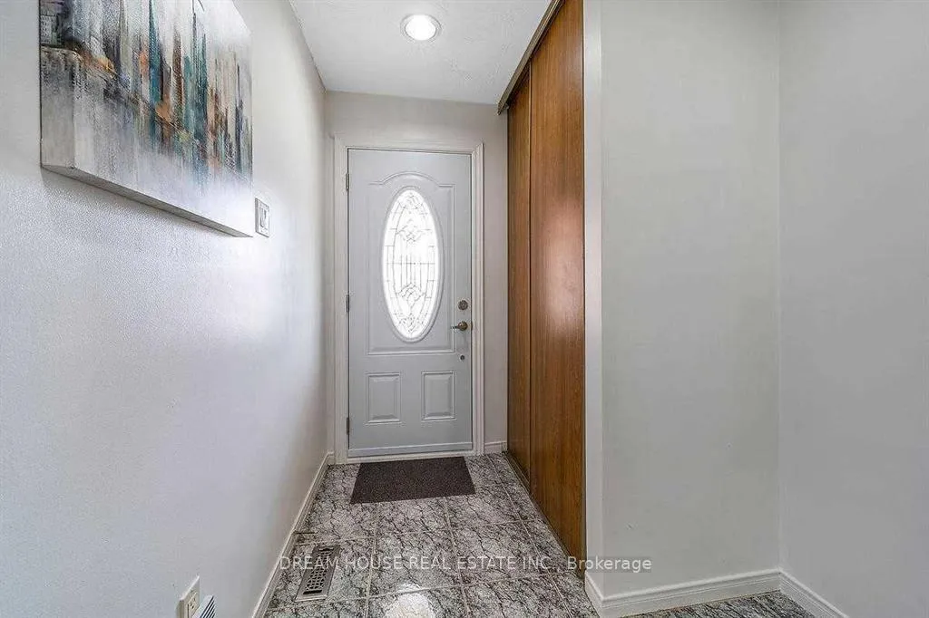 Photo 4 of 47 Rushmore Crescent, Brampton, Heart Lake East — HOMEH