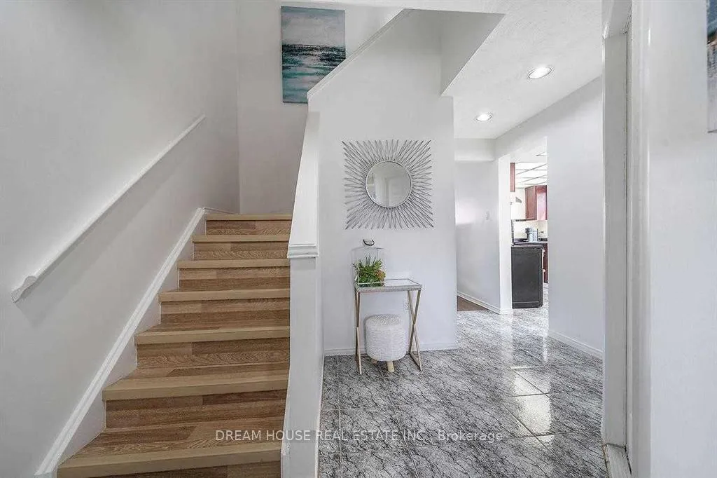 Photo 5 of 47 Rushmore Crescent, Brampton, Heart Lake East — HOMEH