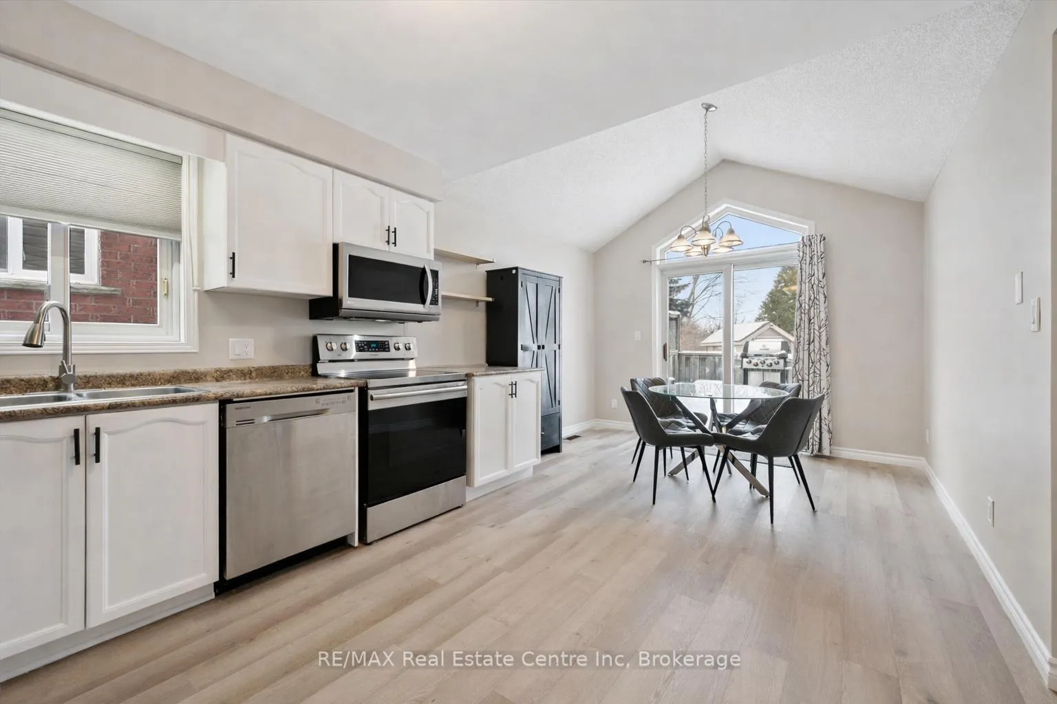 Photo 4 of 42 Tara Crescent, Kitchener — HOMEH