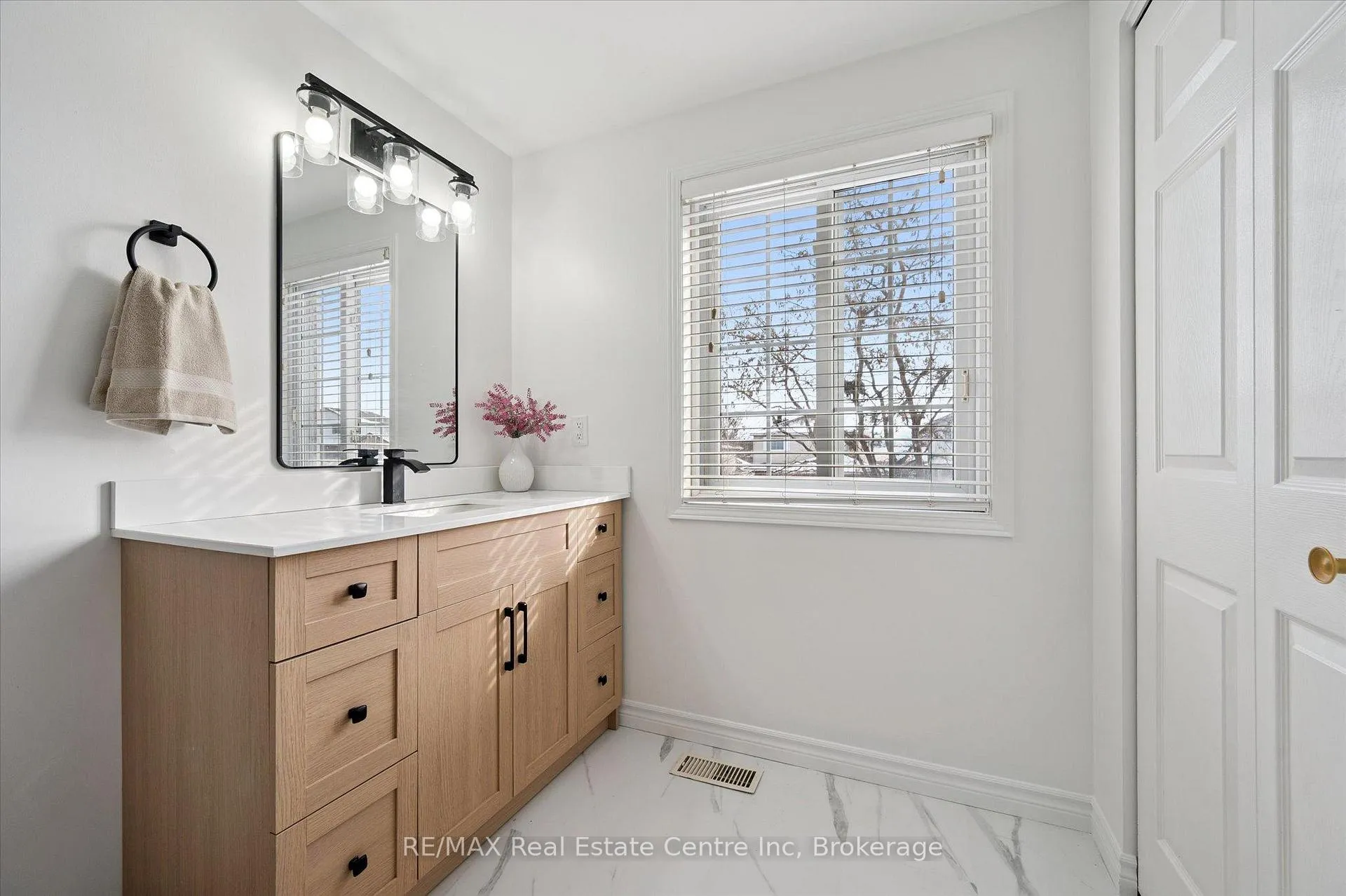Photo 10 of 42 Tara Crescent, Kitchener — HOMEH