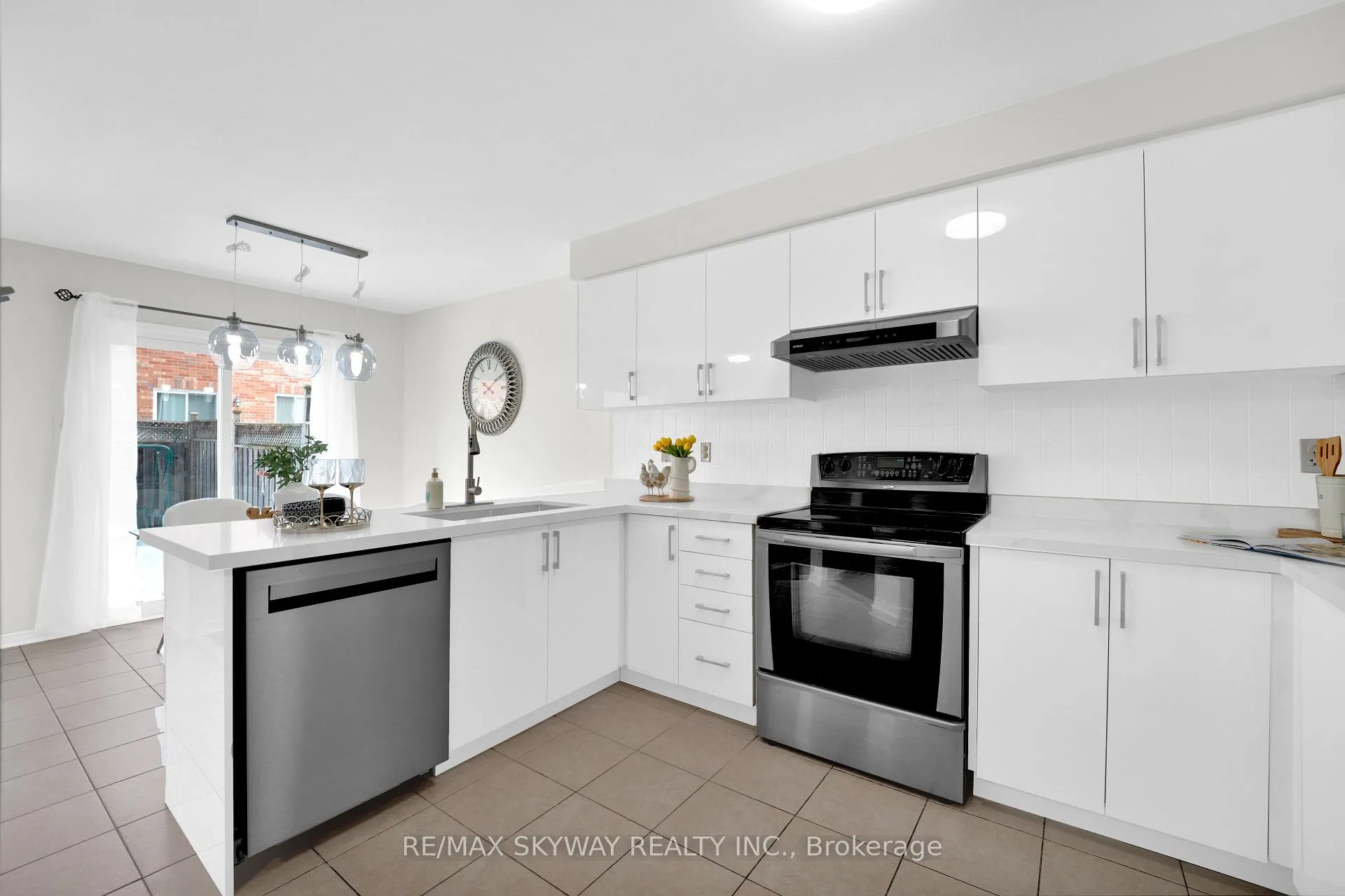 Photo 5 of 108 Bushmill Circle, Brampton, Fletcher's Meadow — HOMEH