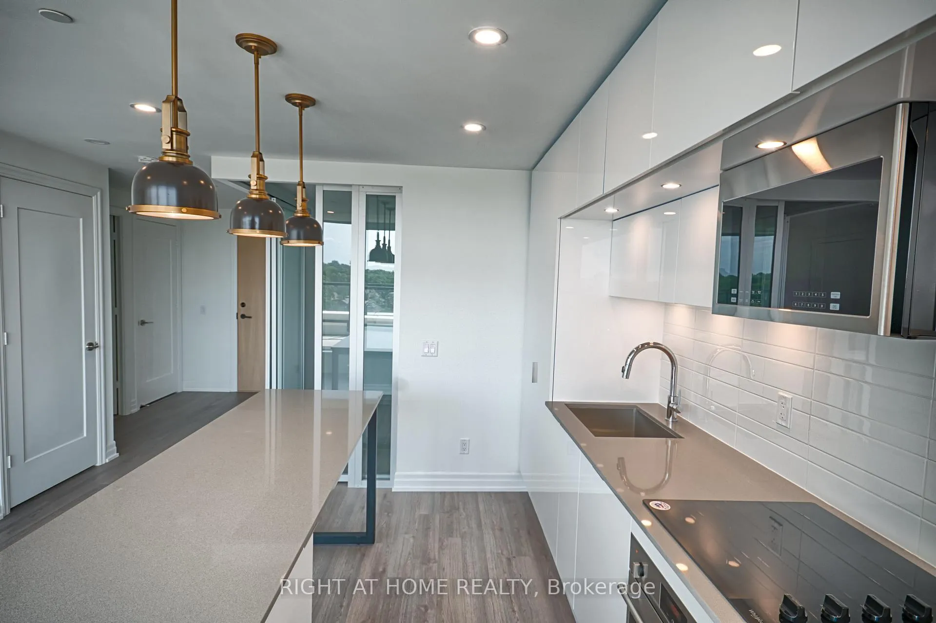 Photo 4 of Unit 714, 1 Belsize Drive, Toronto, Mount Pleasant West — HOMEH