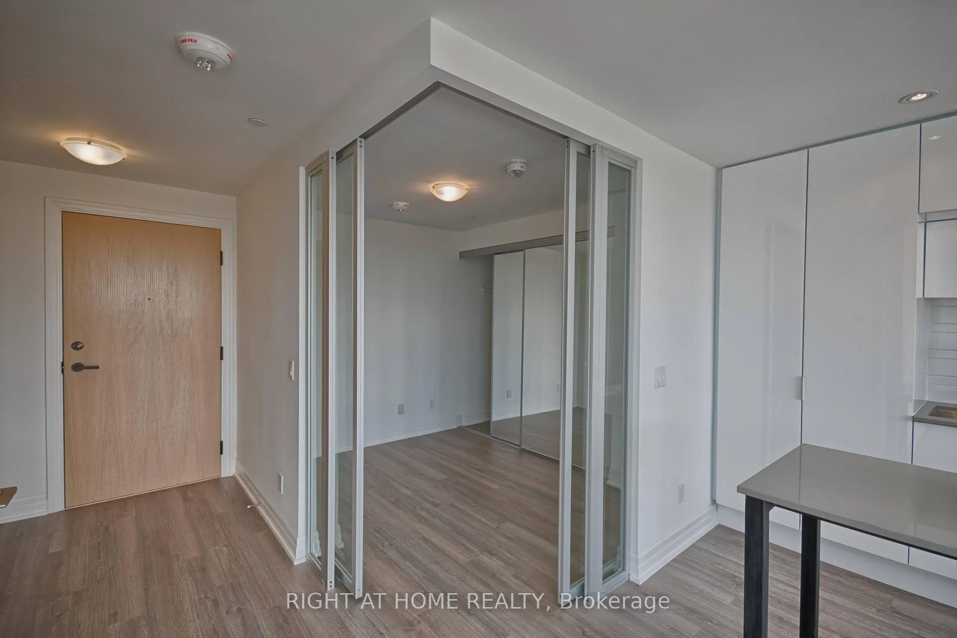 Photo 5 of Unit 714, 1 Belsize Drive, Toronto, Mount Pleasant West — HOMEH