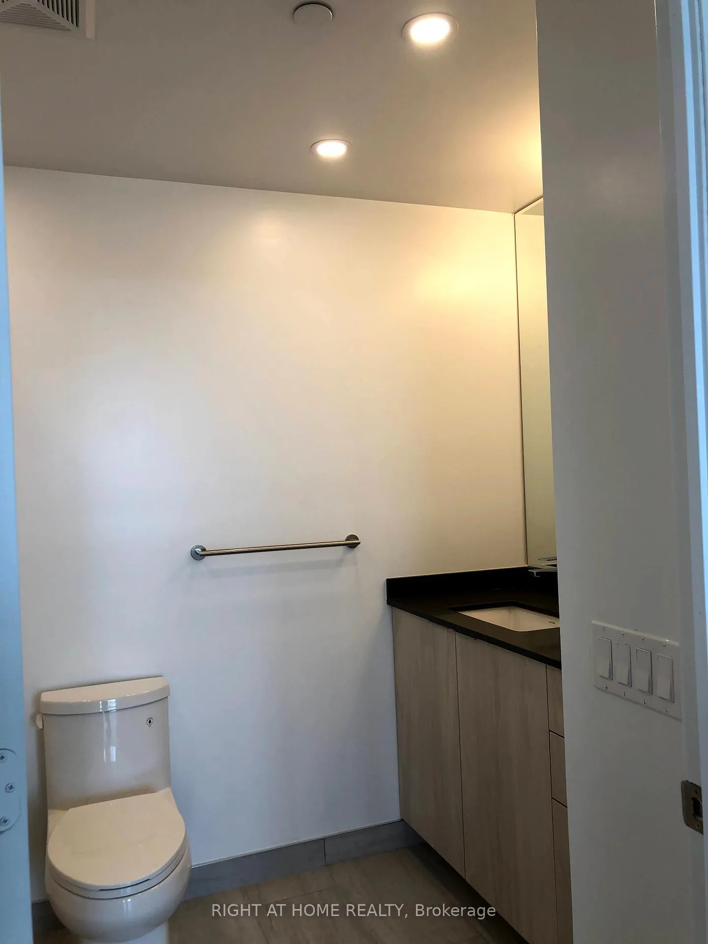 Photo 10 of Unit 714, 1 Belsize Drive, Toronto, Mount Pleasant West — HOMEH