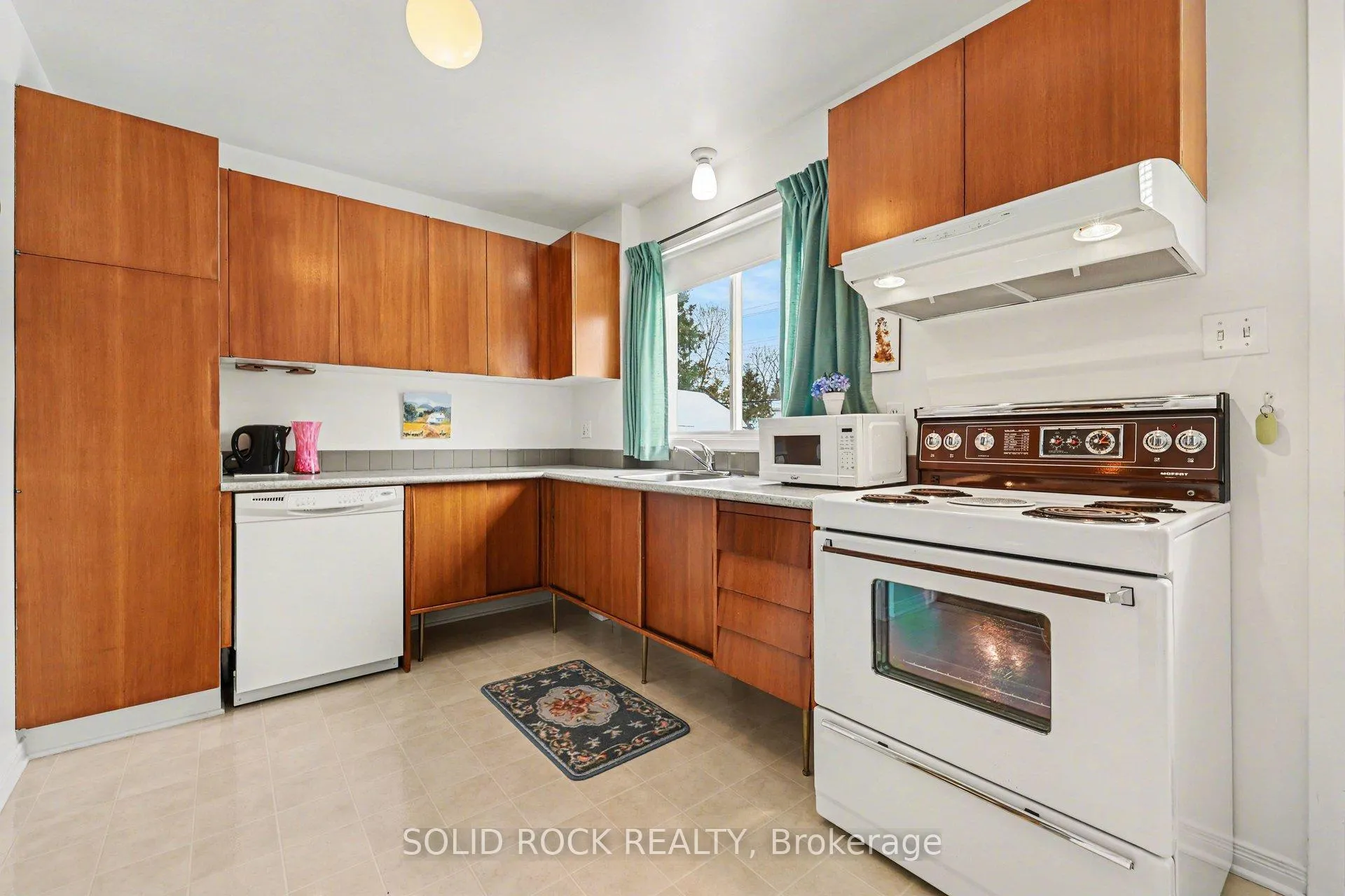 Photo 10 of 990 Harkness Avenue, Ottawa, Riverside Park — HOMEH