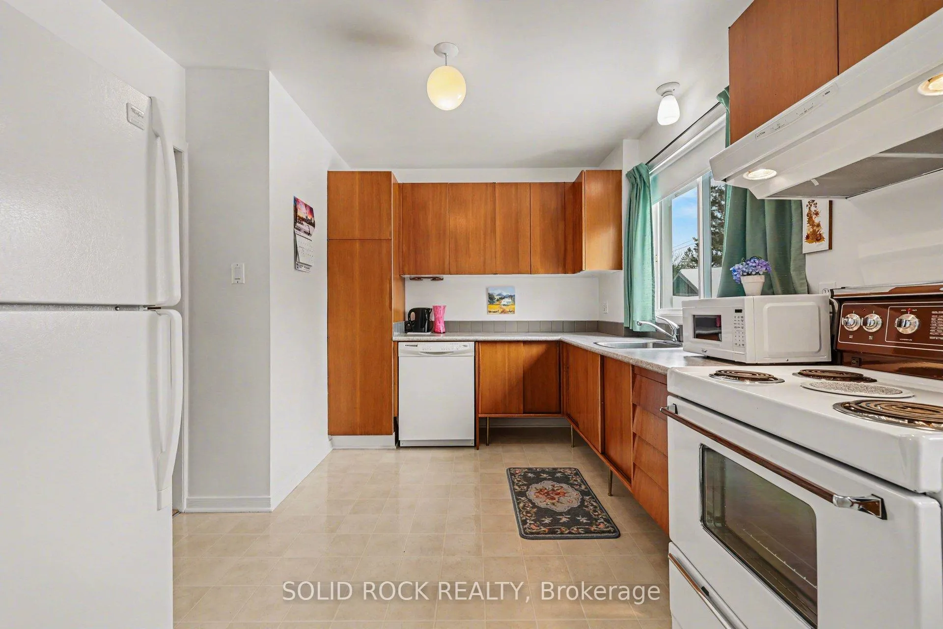 Photo 12 of 990 Harkness Avenue, Ottawa, Riverside Park — HOMEH