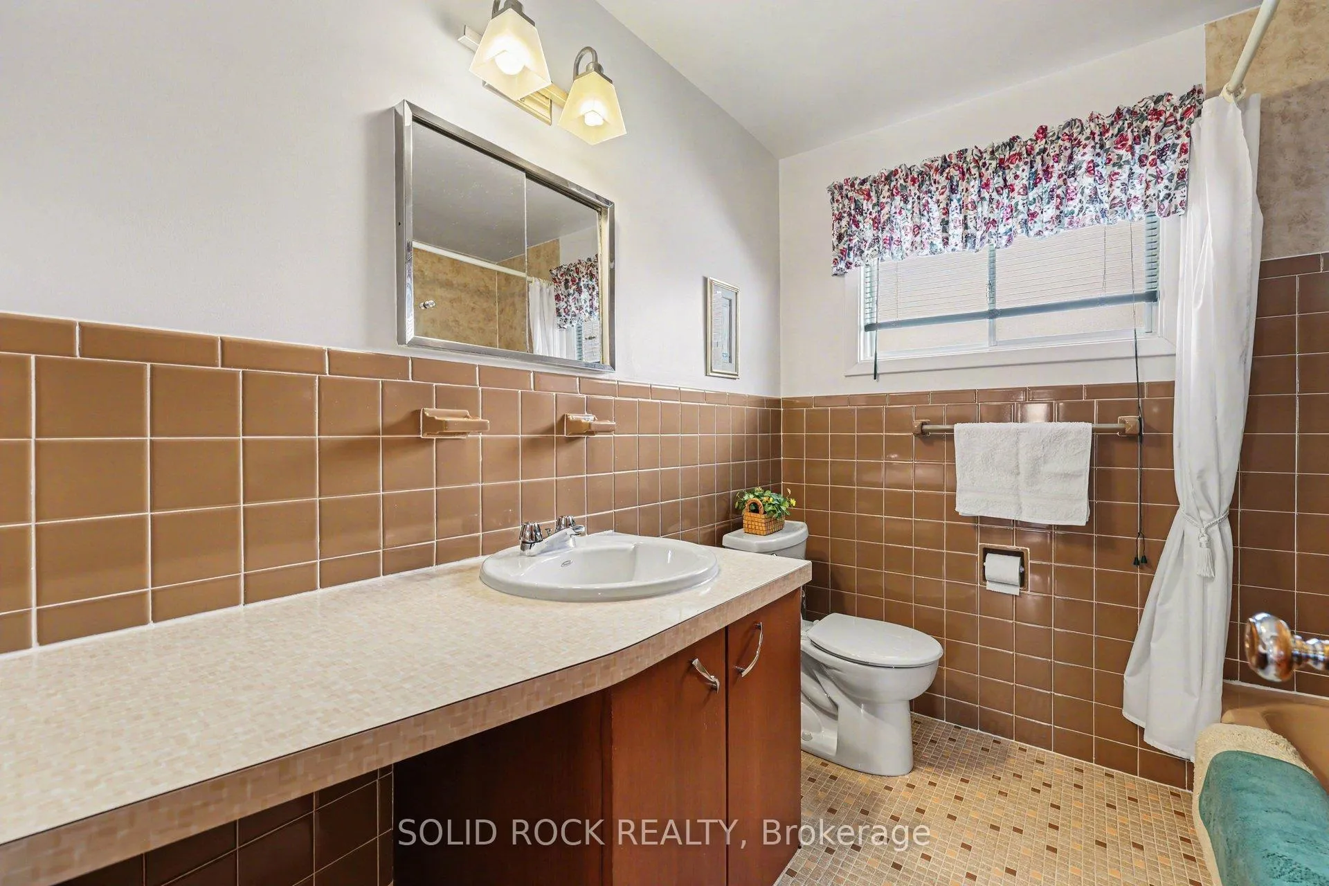 Photo 23 of 990 Harkness Avenue, Ottawa, Riverside Park — HOMEH