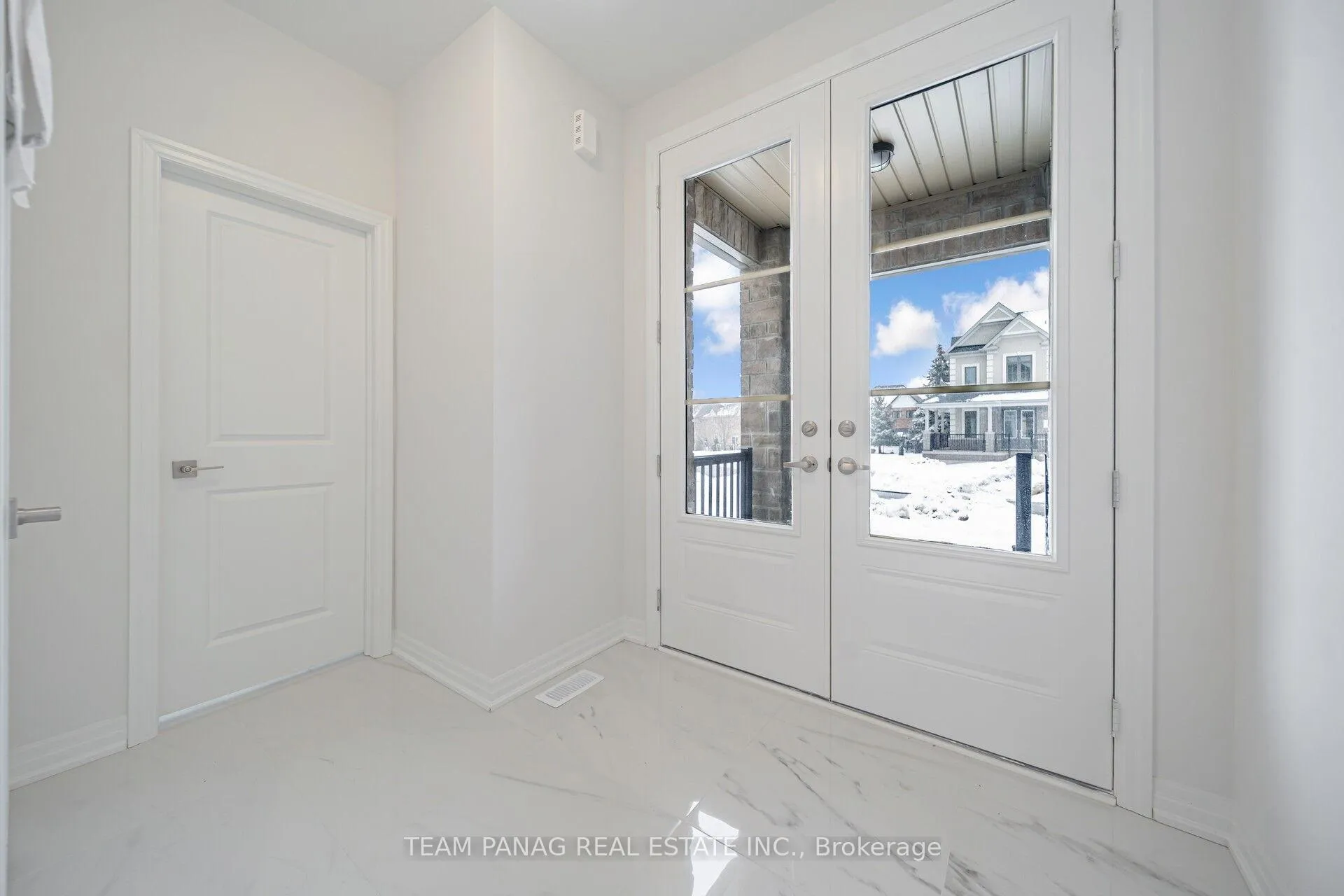 Photo 3 of 20 Altamira Road, Brampton, Vales of Castlemore — HOMEH
