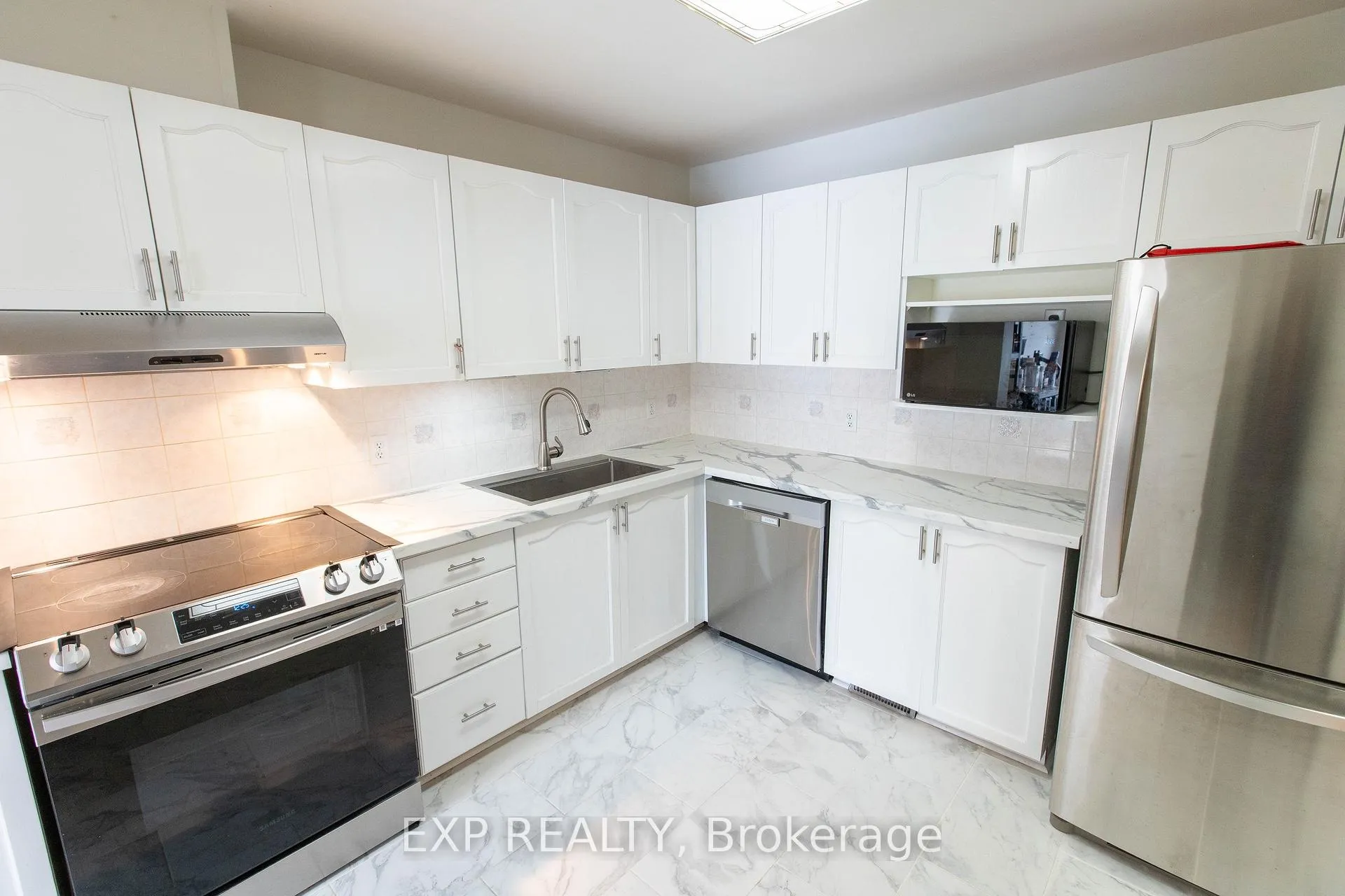Photo 10 of 54 Sheppard's Glen Avenue, Ottawa, Kanata - Emerald Meadows/Trailwest — HOMEH