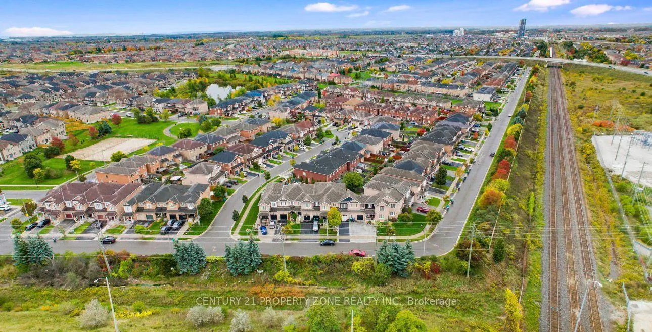 Photo 3 of 83 Spicebush Terrace, Brampton, Credit Valley — HOMEH