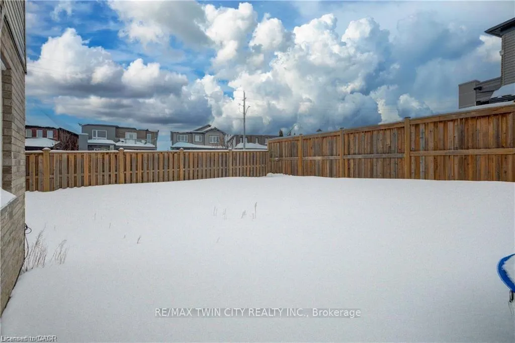 Photo 24 of 82 Castlebay Street, Kitchener — HOMEH