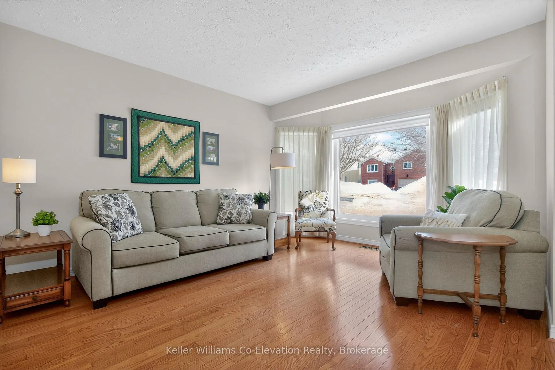Photo 5 of 580 Wayne Crescent, Midland — HOMEH