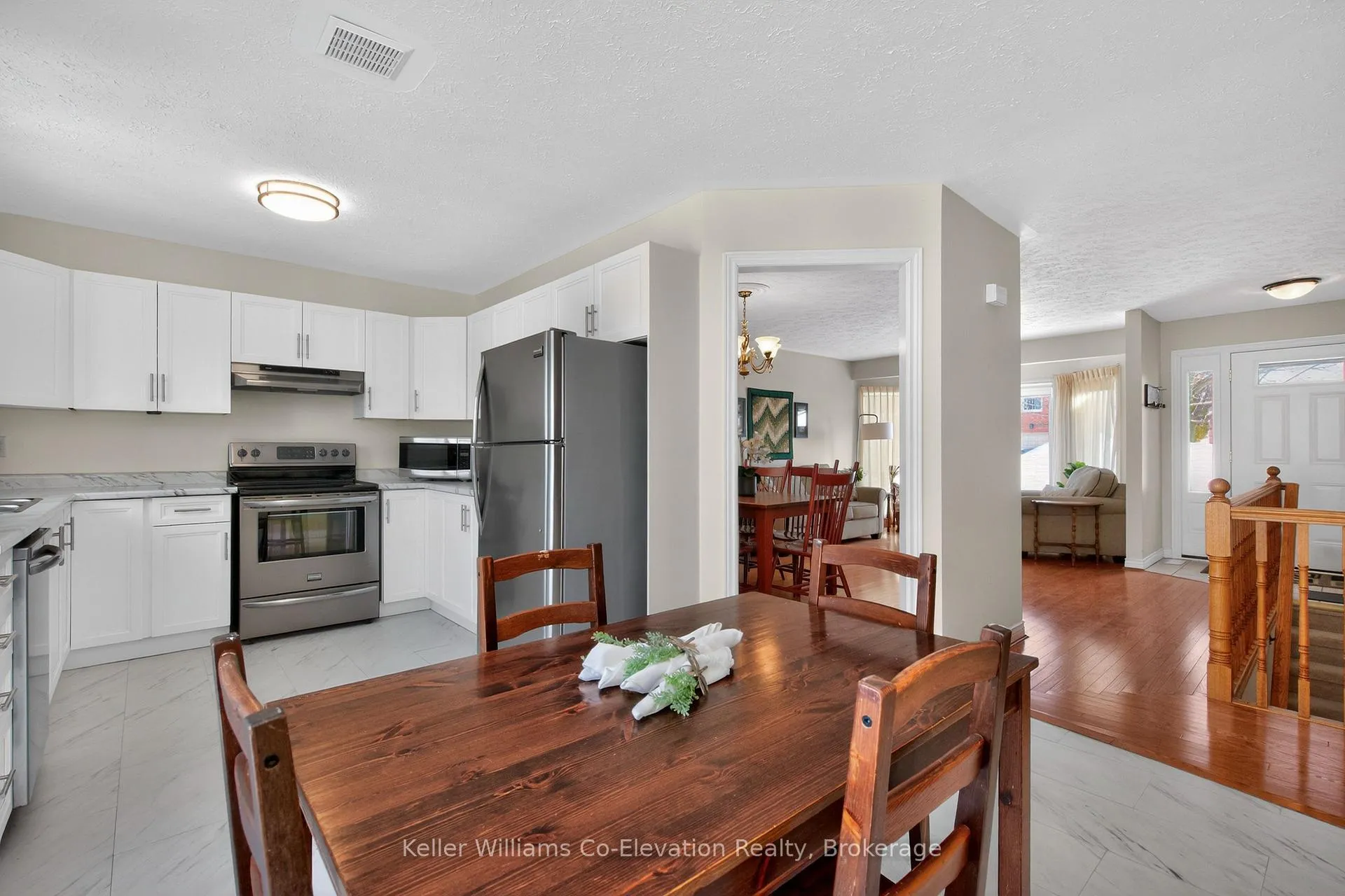 Photo 8 of 580 Wayne Crescent, Midland — HOMEH