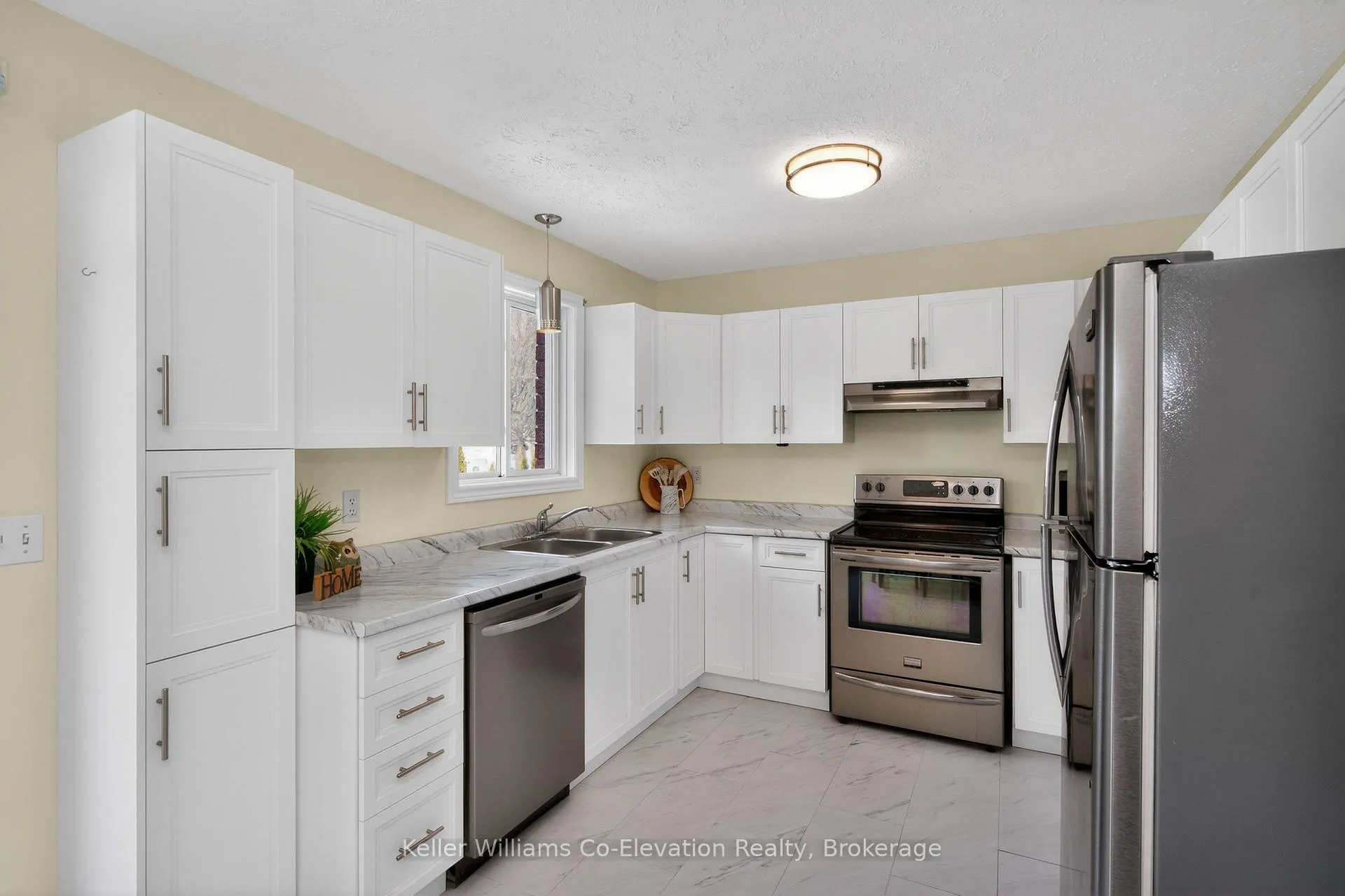 Photo 9 of 580 Wayne Crescent, Midland — HOMEH