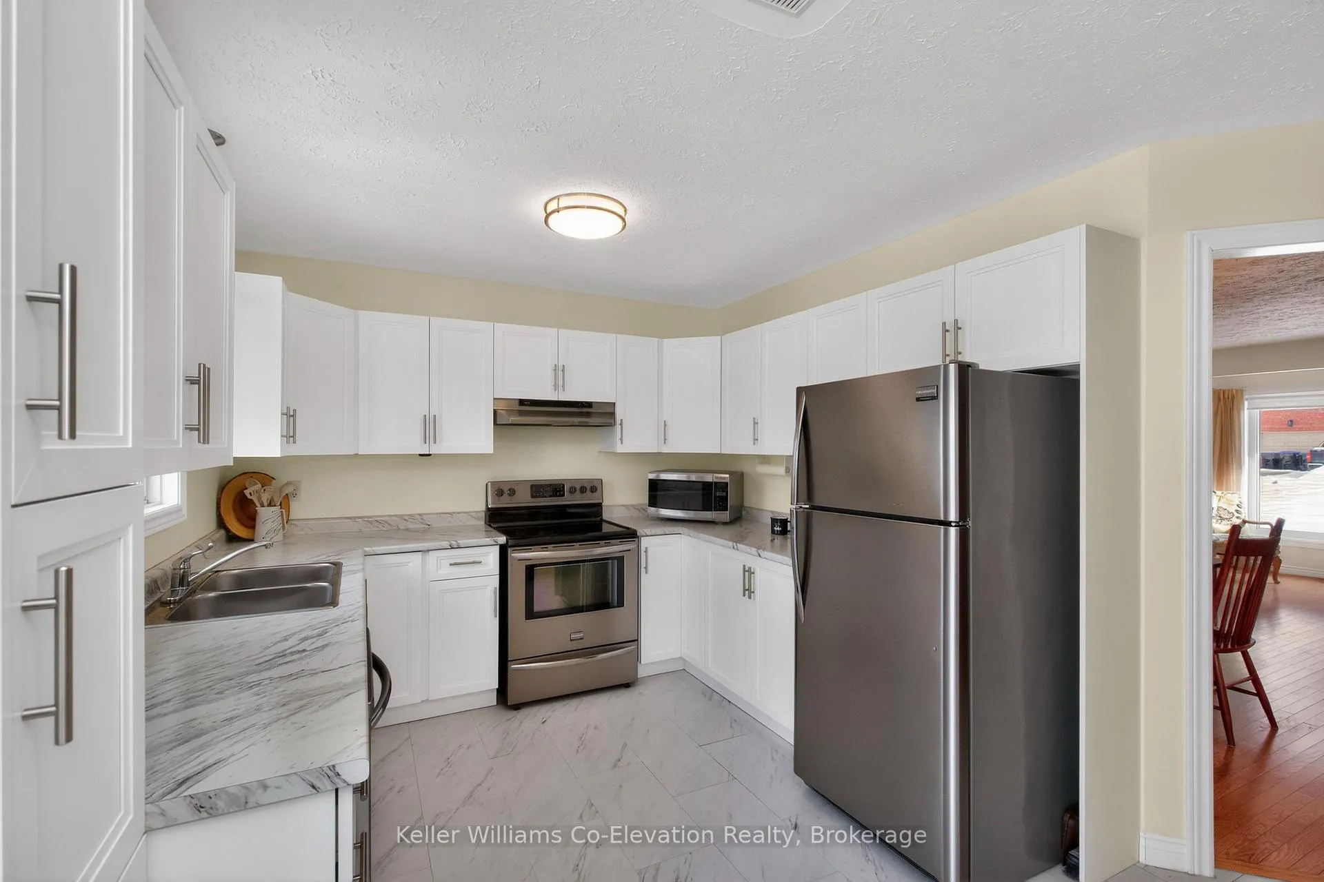 Photo 10 of 580 Wayne Crescent, Midland — HOMEH