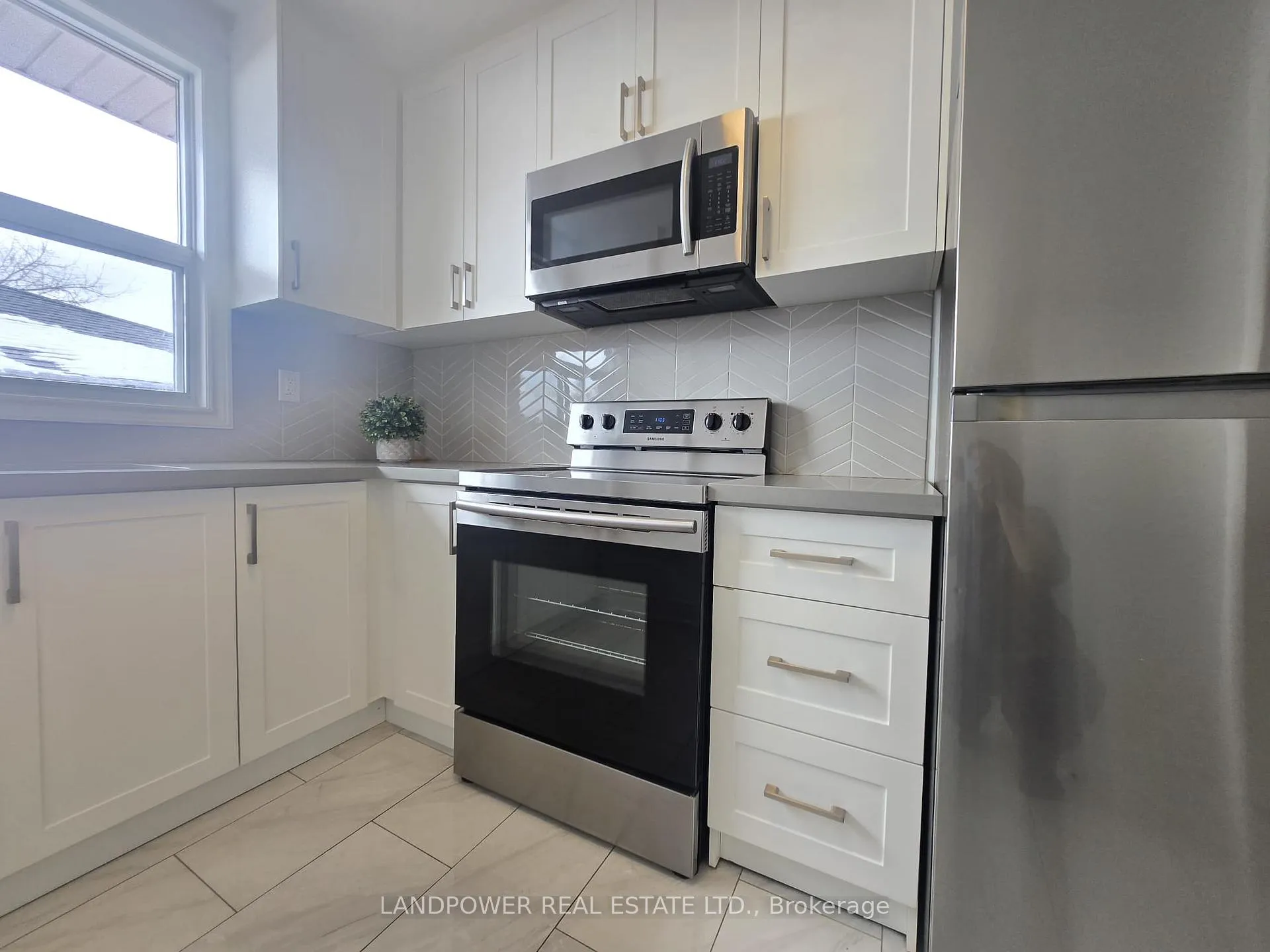 Photo 4 of Unit 3, 223 Hiawatha Road, Toronto, Greenwood-Coxwell — HOMEH