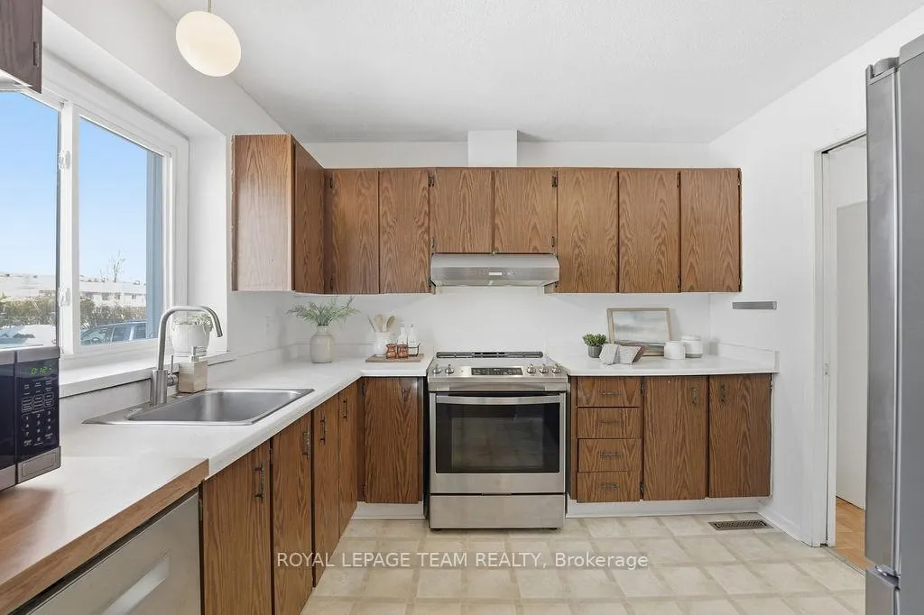 Photo 5 of Unit B, 461 Moodie Drive, Ottawa, Arbeatha Park — HOMEH