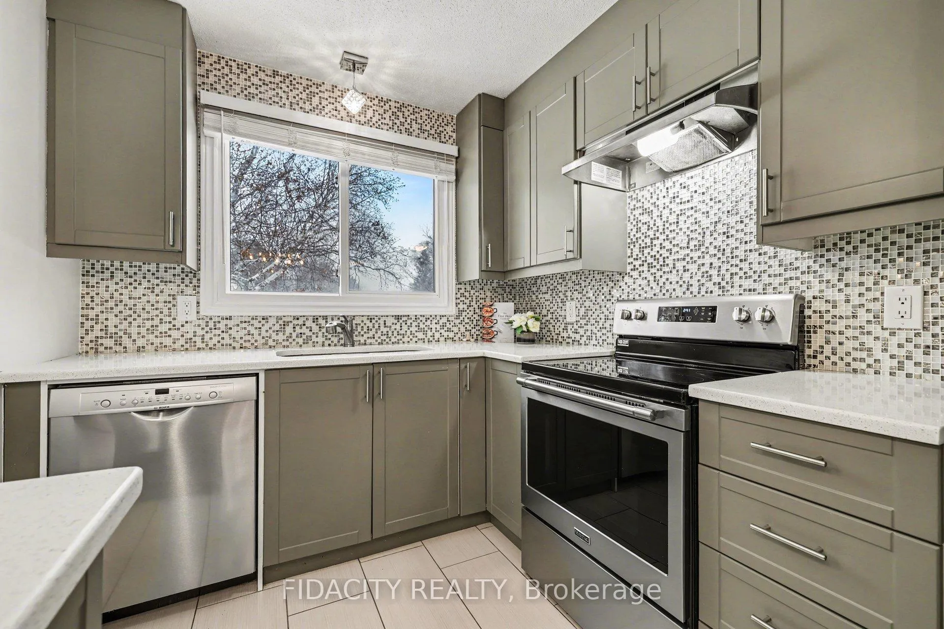 Photo 11 of 53 Morton Drive, Ottawa, Kanata - Glencairn/Hazeldean — HOMEH