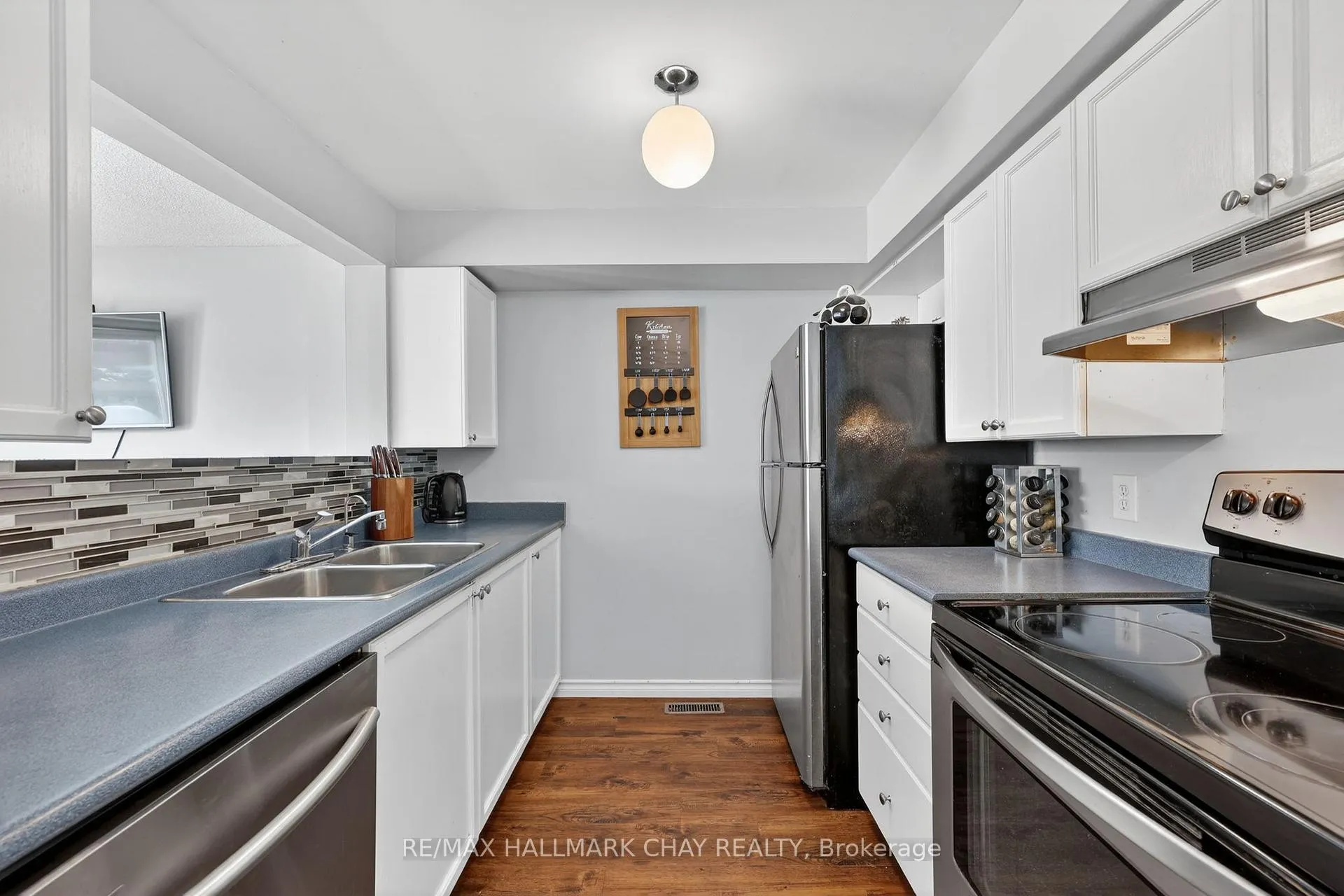 Photo 5 of 8 Lee Crescent, Barrie, Holly — HOMEH