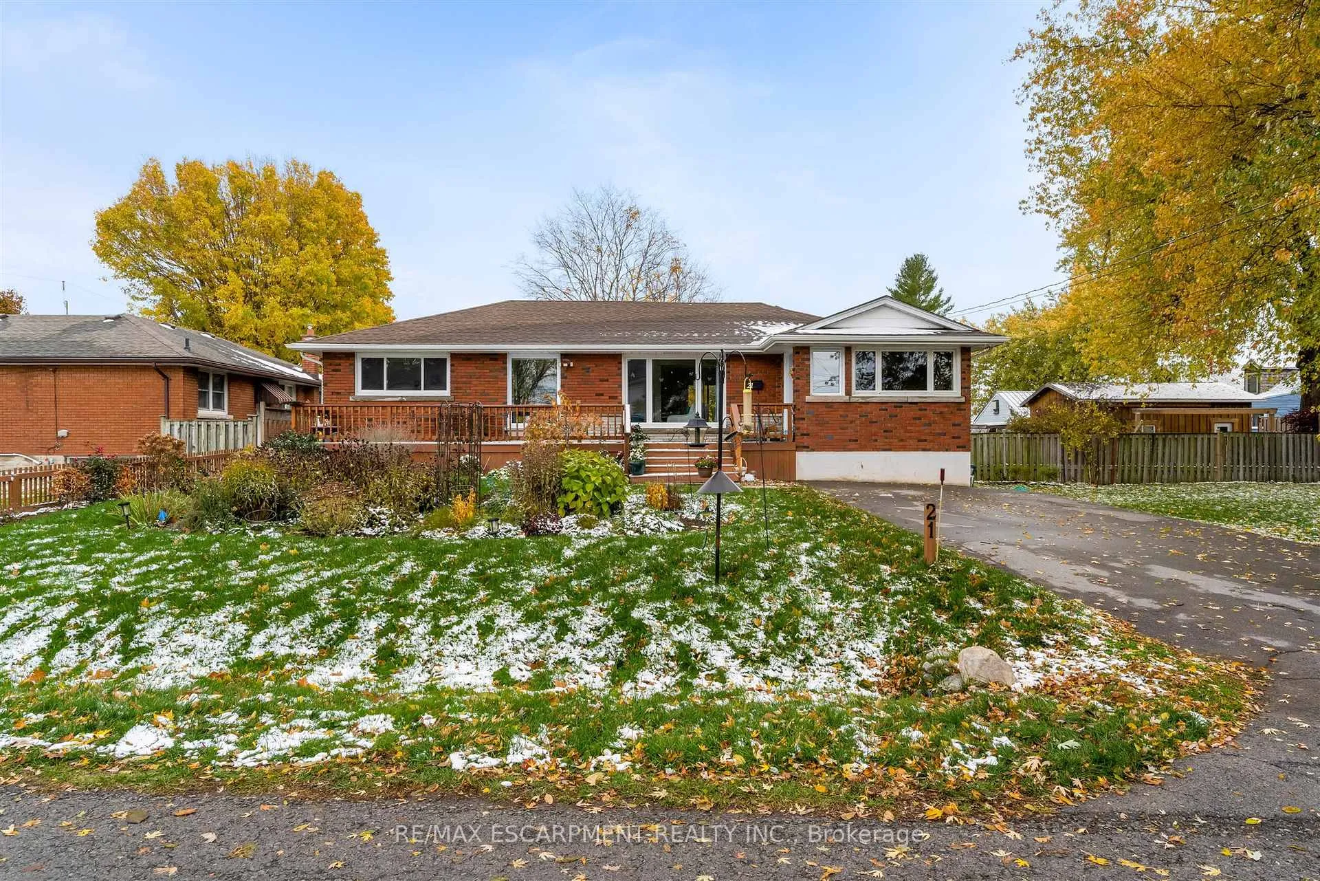 Photo 2 of 21 Lakeside Drive, Grimsby, Grimsby Beach — HOMEH