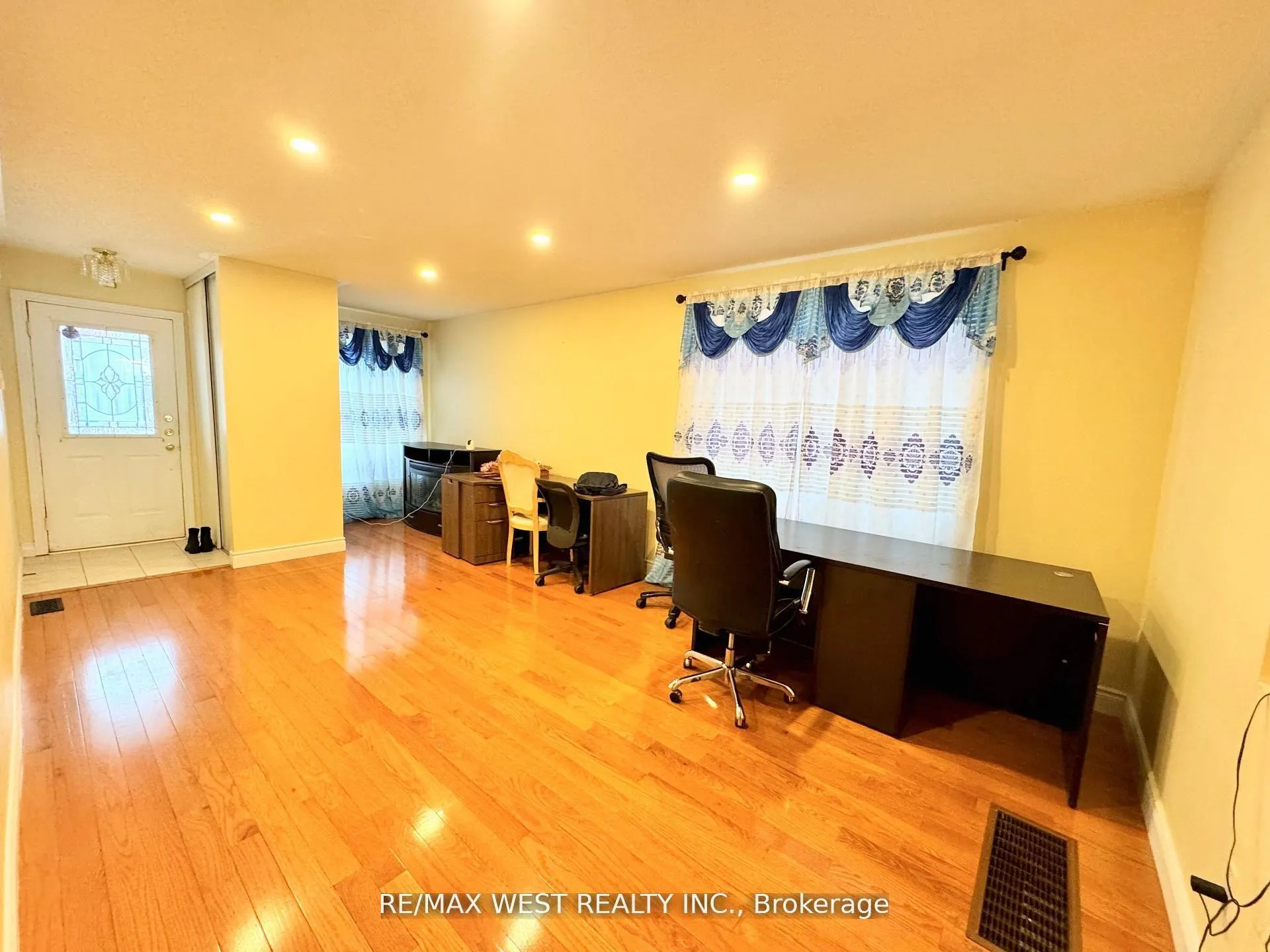 Photo 5 of 98 Four Seasons Circle, Brampton, Fletcher's Meadow — HOMEH
