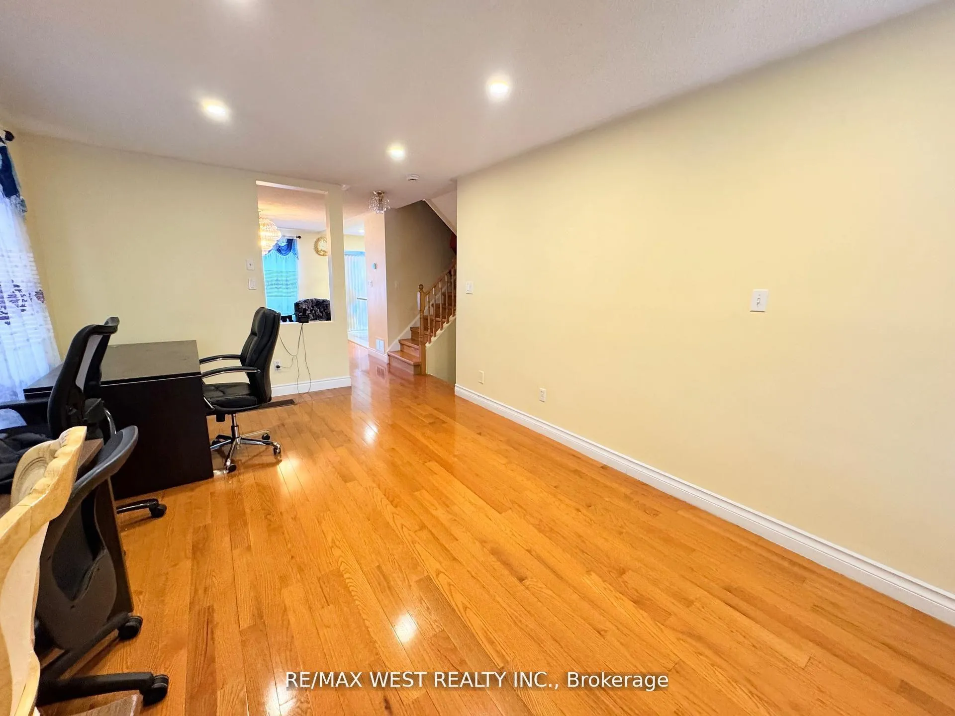Photo 7 of 98 Four Seasons Circle, Brampton, Fletcher's Meadow — HOMEH