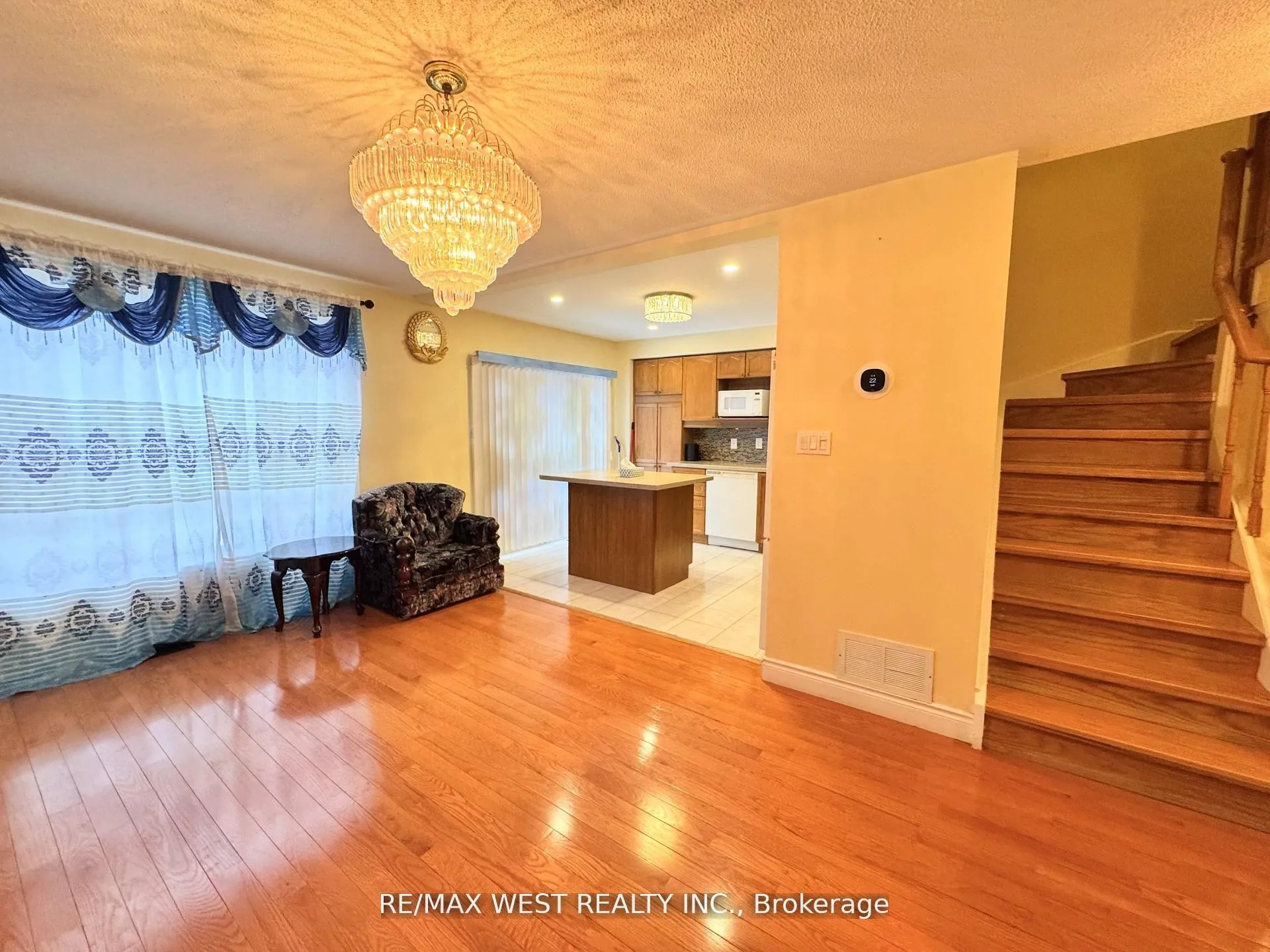 Photo 10 of 98 Four Seasons Circle, Brampton, Fletcher's Meadow — HOMEH