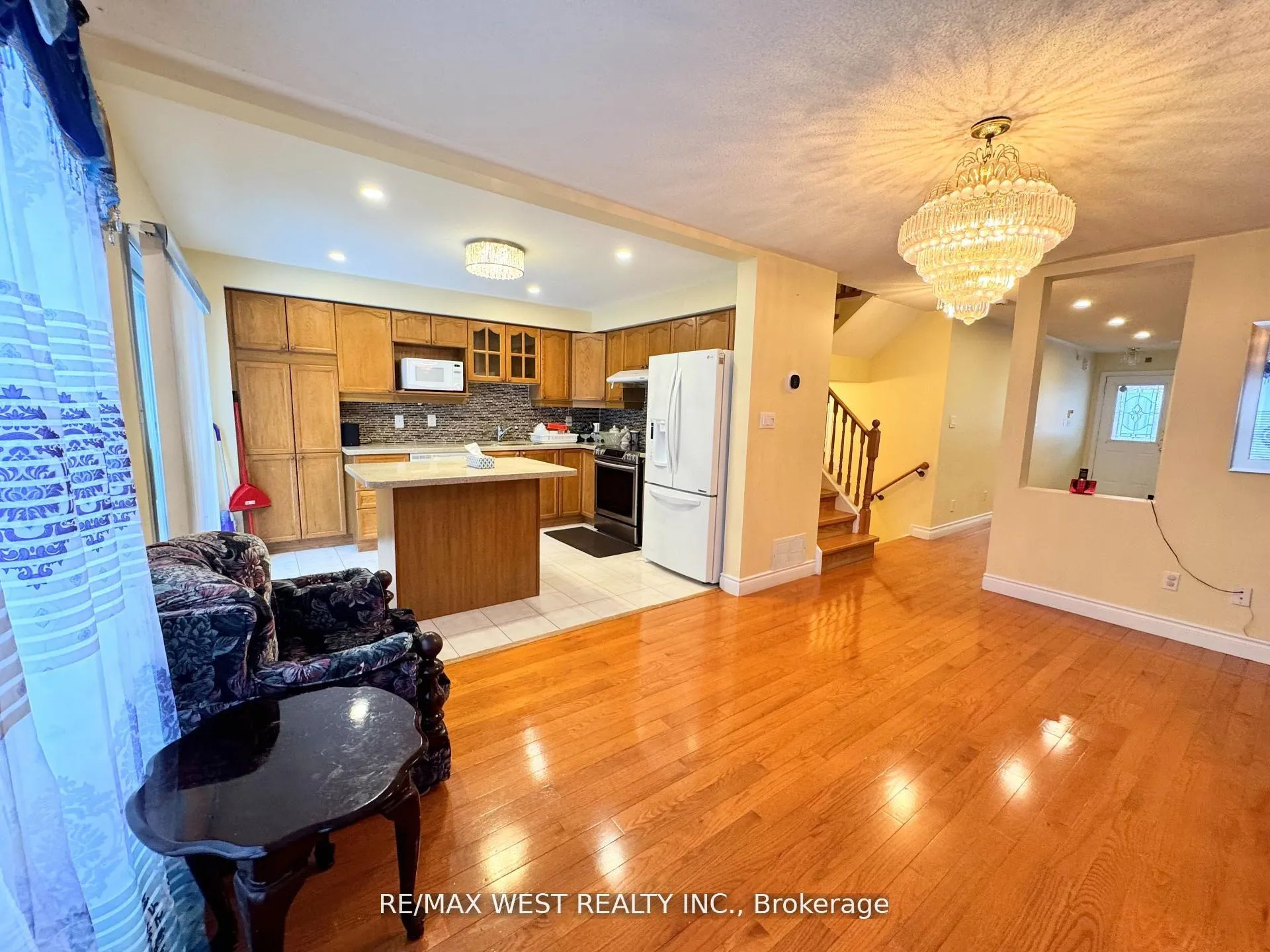 Photo 11 of 98 Four Seasons Circle, Brampton, Fletcher's Meadow — HOMEH