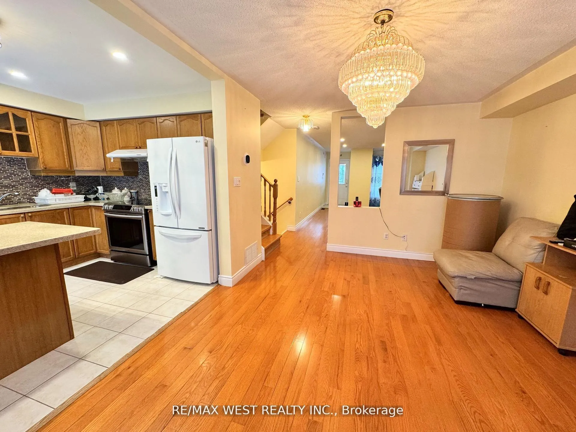 Photo 12 of 98 Four Seasons Circle, Brampton, Fletcher's Meadow — HOMEH