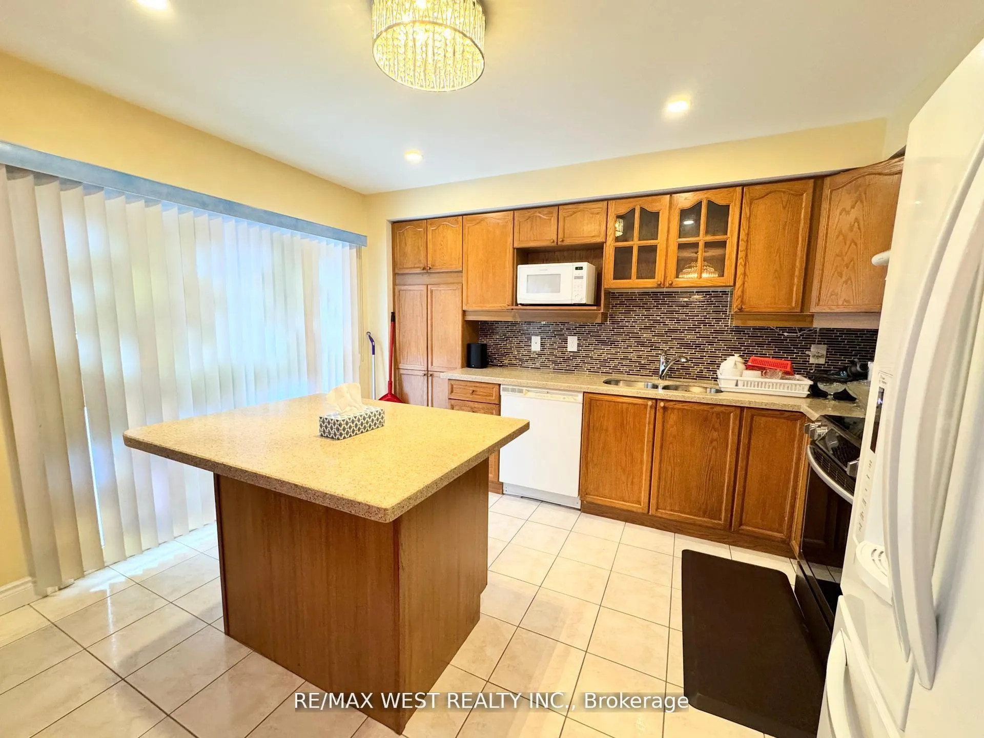 Photo 13 of 98 Four Seasons Circle, Brampton, Fletcher's Meadow — HOMEH