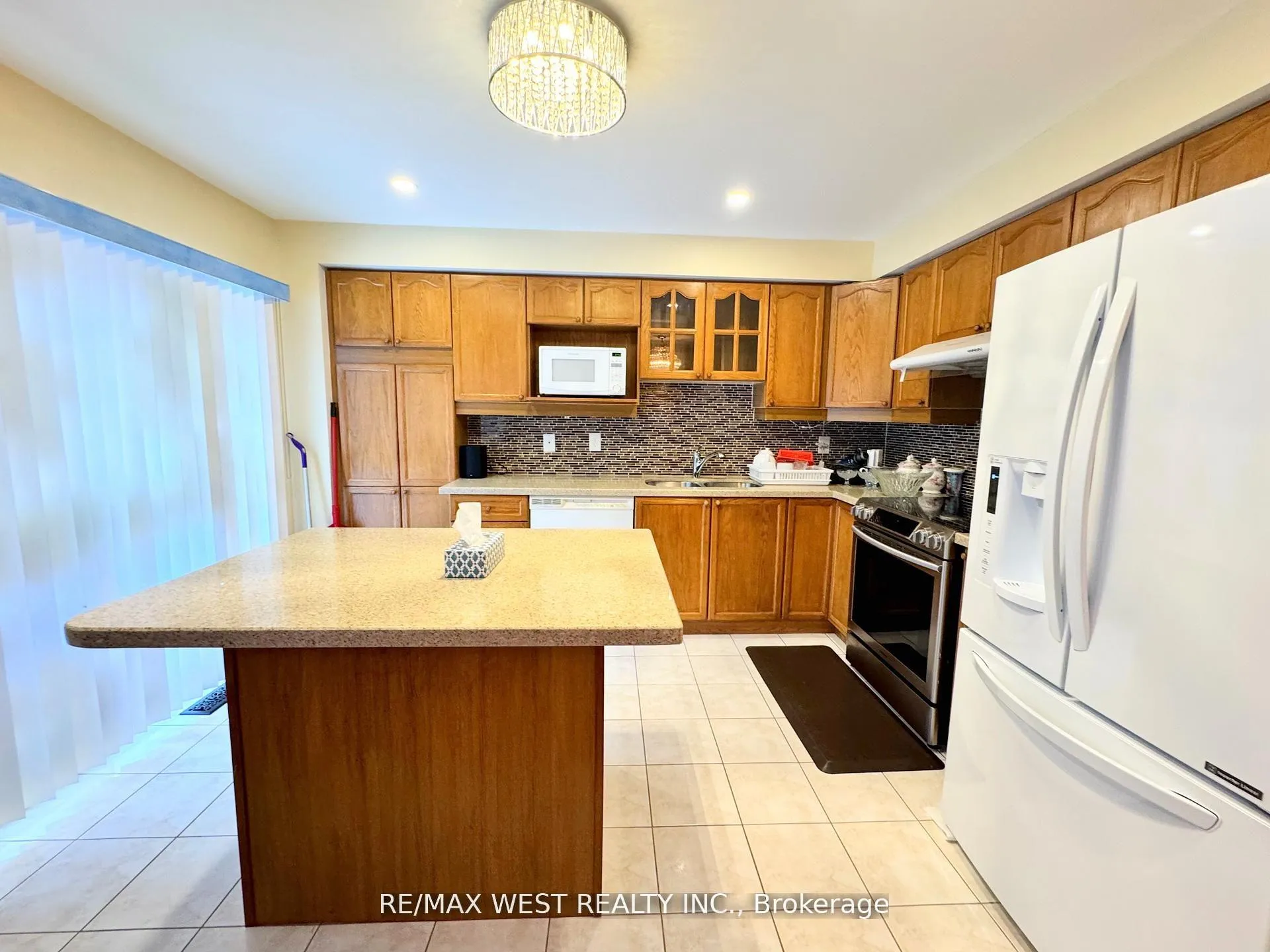 Photo 14 of 98 Four Seasons Circle, Brampton, Fletcher's Meadow — HOMEH