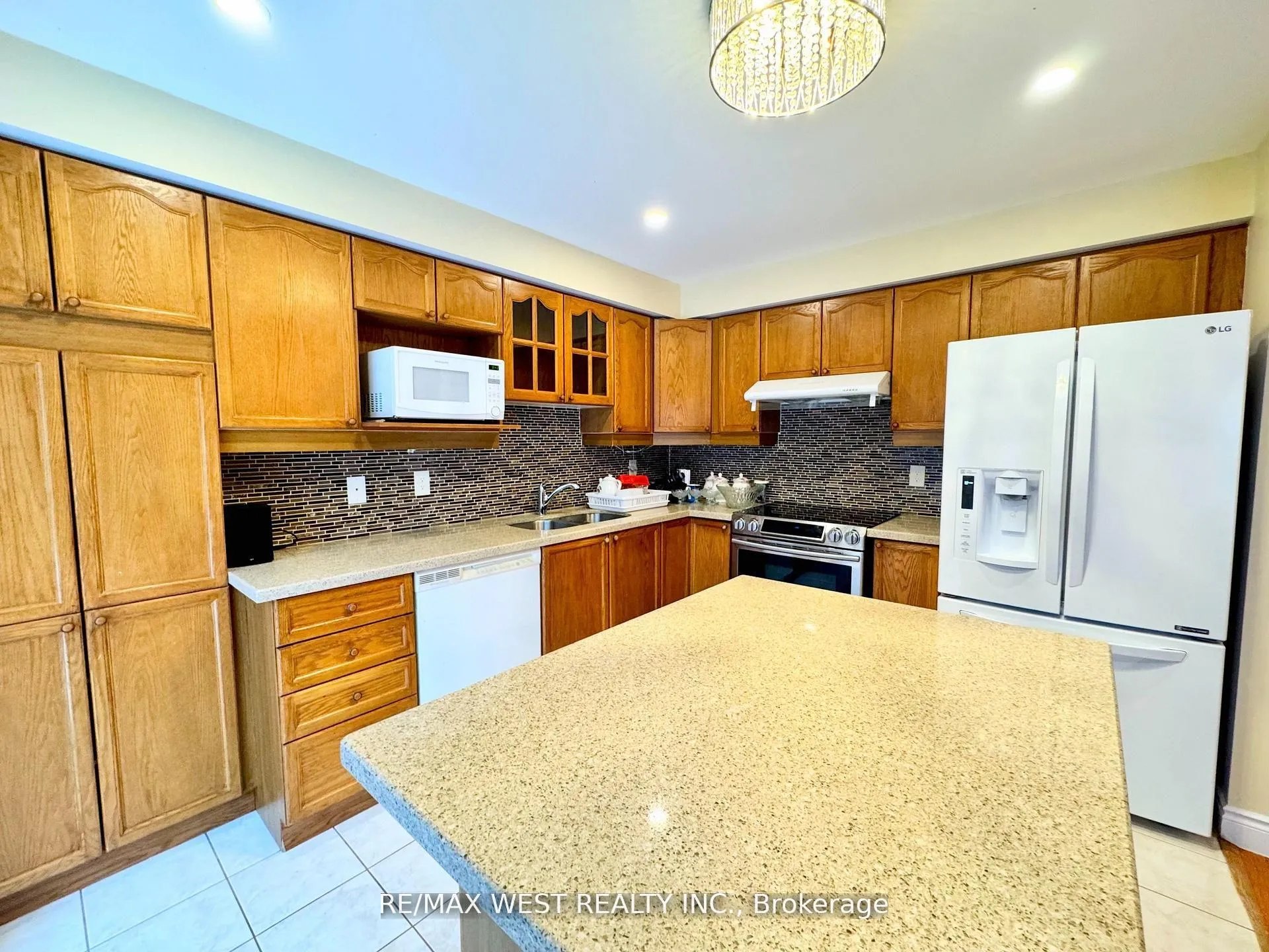 Photo 15 of 98 Four Seasons Circle, Brampton, Fletcher's Meadow — HOMEH