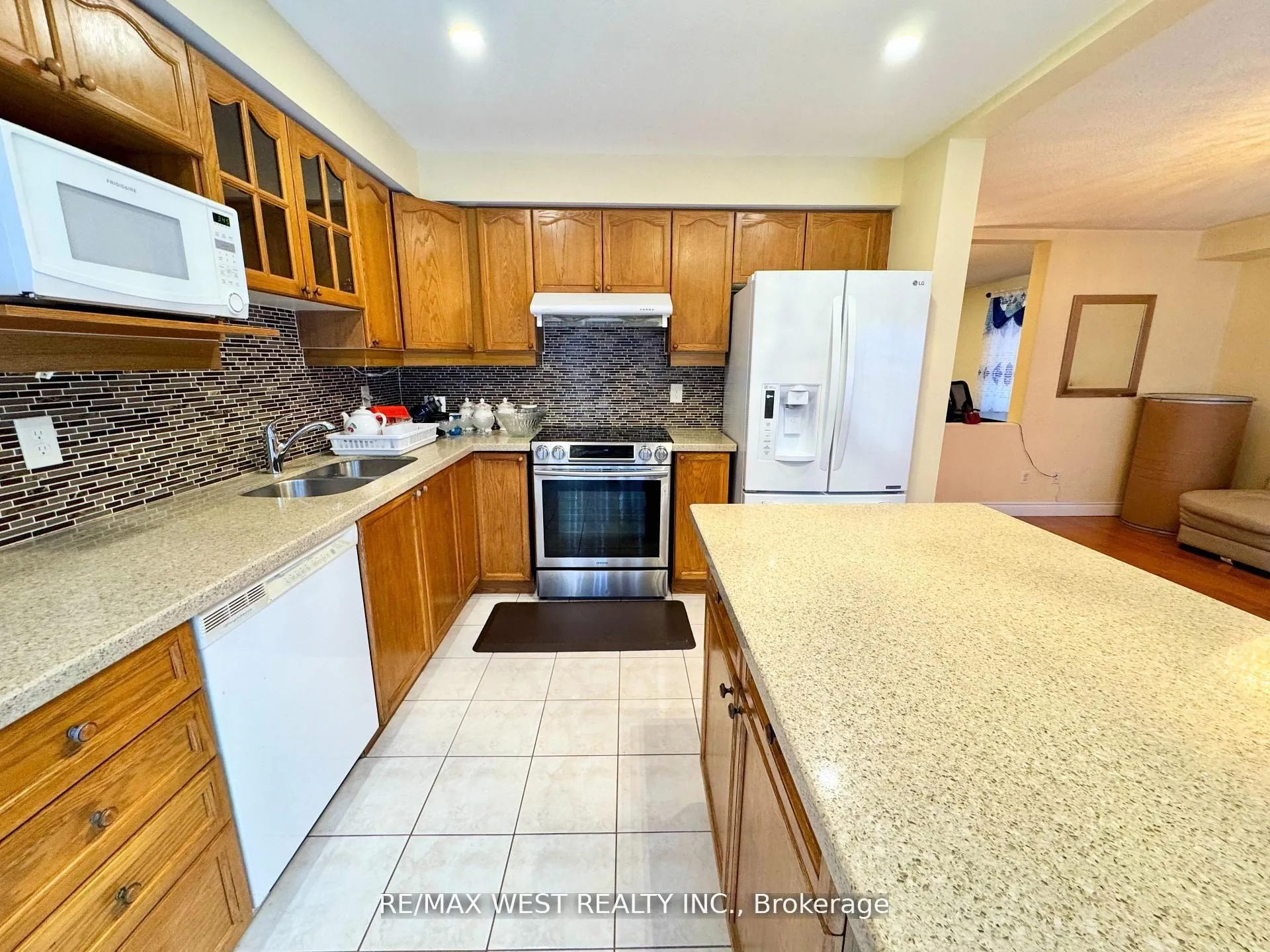 Photo 16 of 98 Four Seasons Circle, Brampton, Fletcher's Meadow — HOMEH