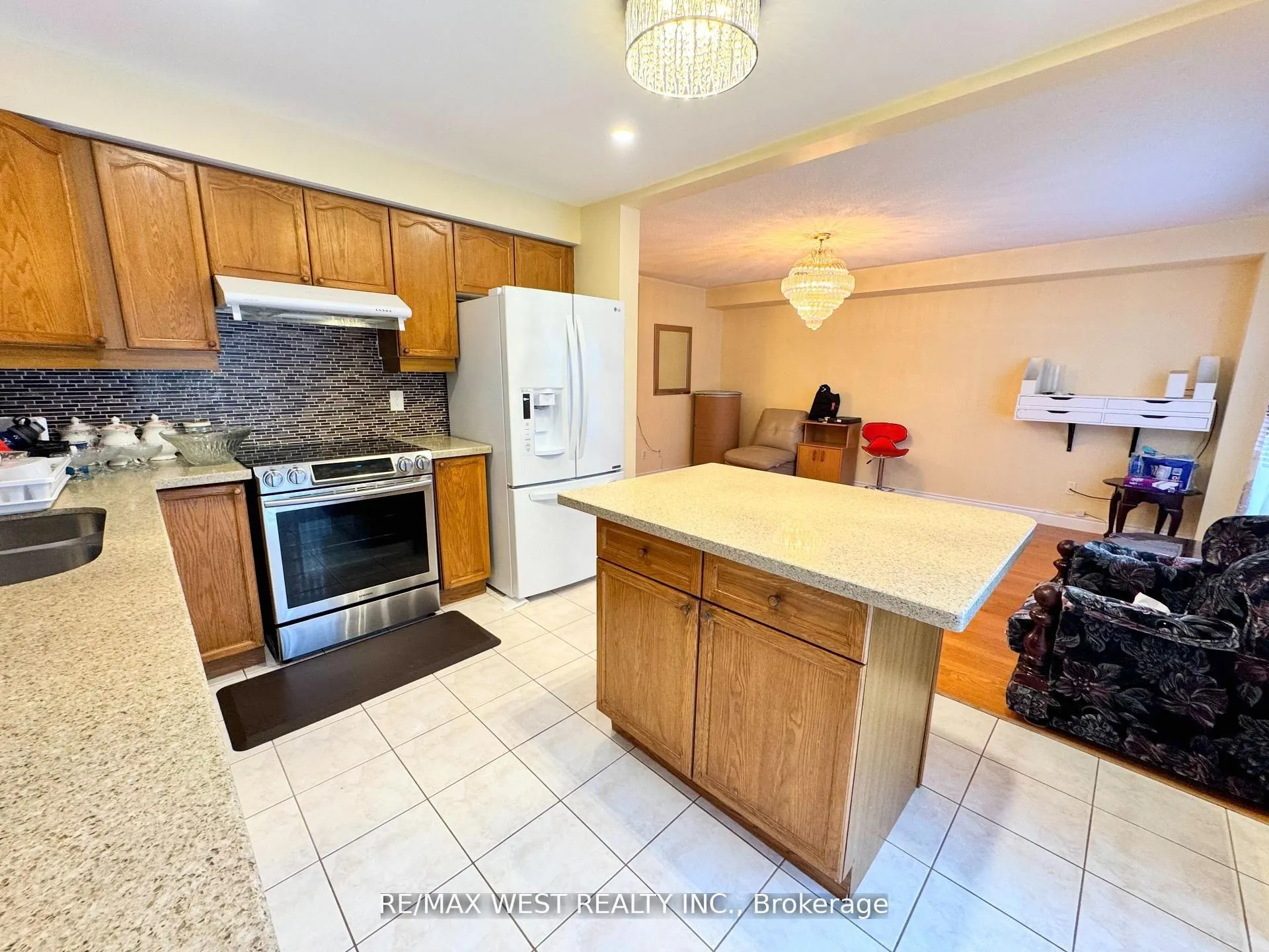 Photo 17 of 98 Four Seasons Circle, Brampton, Fletcher's Meadow — HOMEH