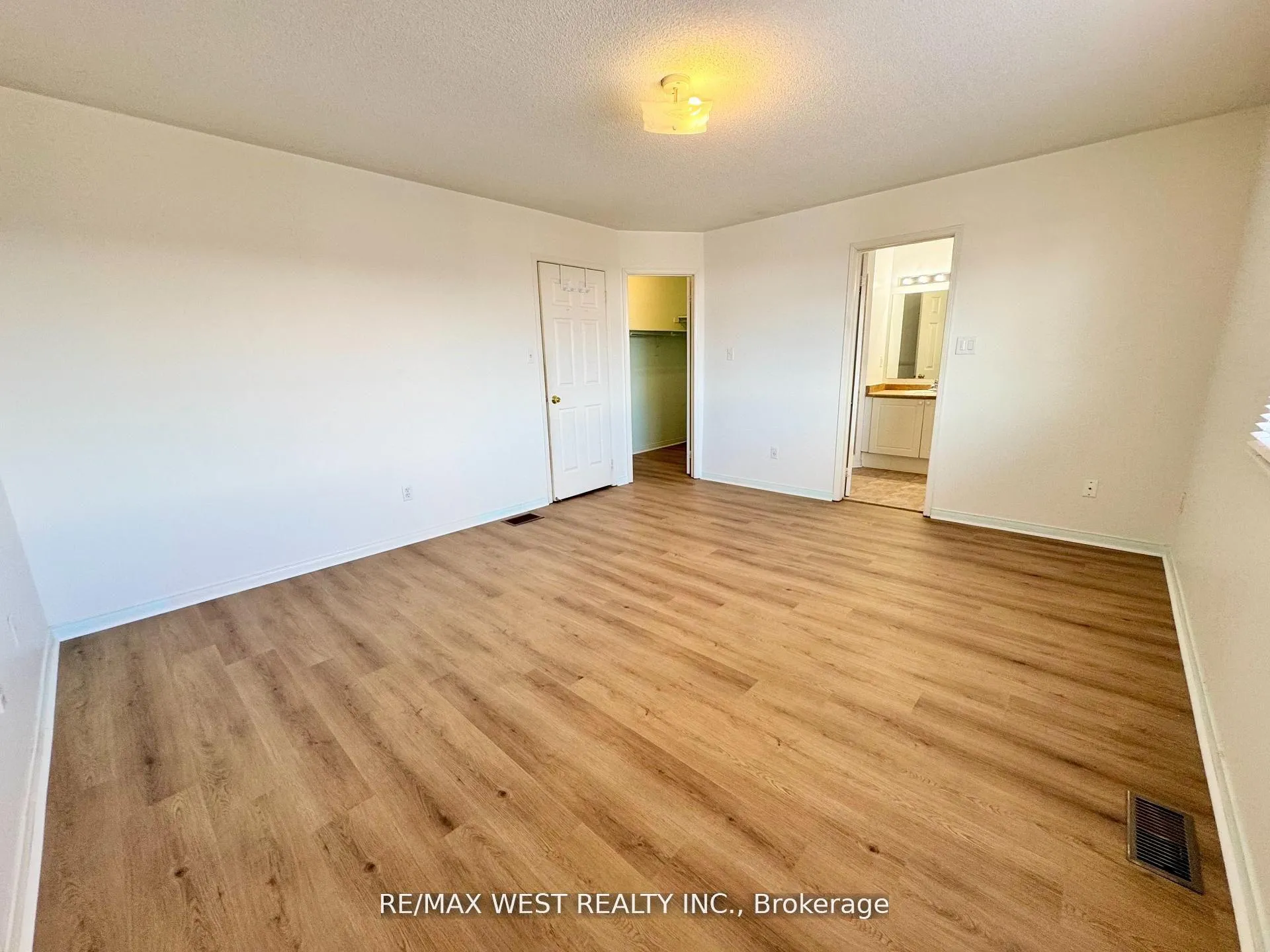 Photo 22 of 98 Four Seasons Circle, Brampton, Fletcher's Meadow — HOMEH