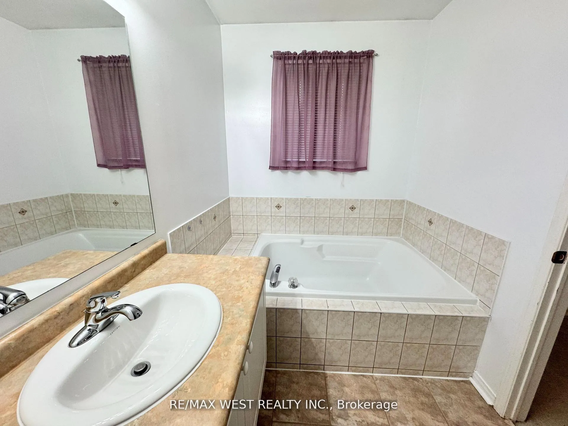 Photo 23 of 98 Four Seasons Circle, Brampton, Fletcher's Meadow — HOMEH
