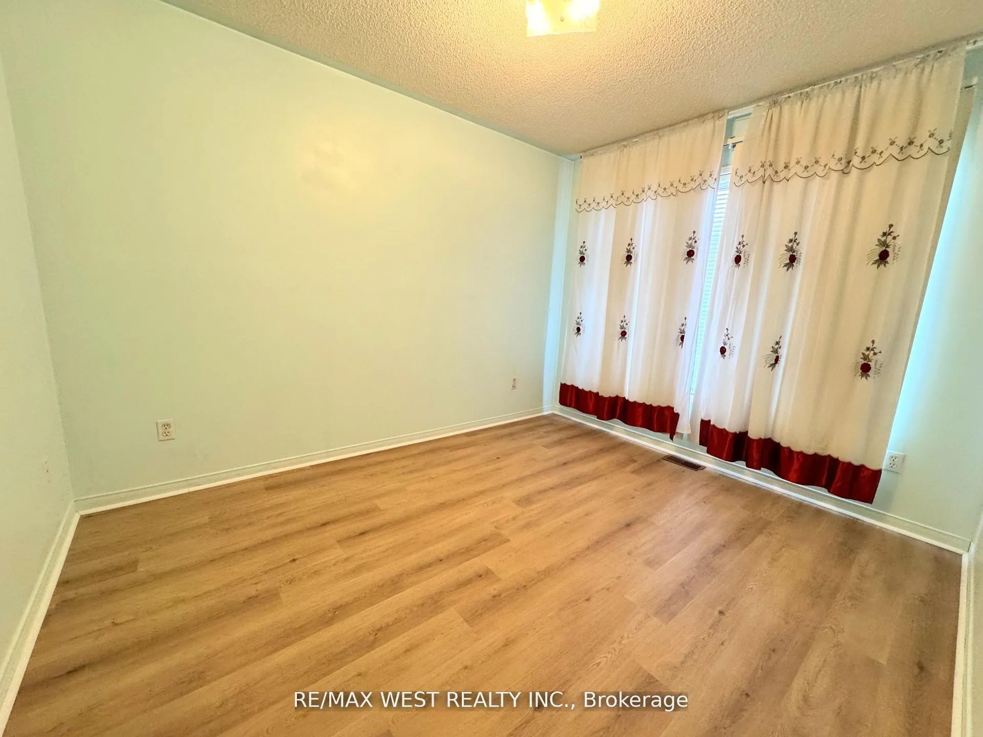 Photo 30 of 98 Four Seasons Circle, Brampton, Fletcher's Meadow — HOMEH