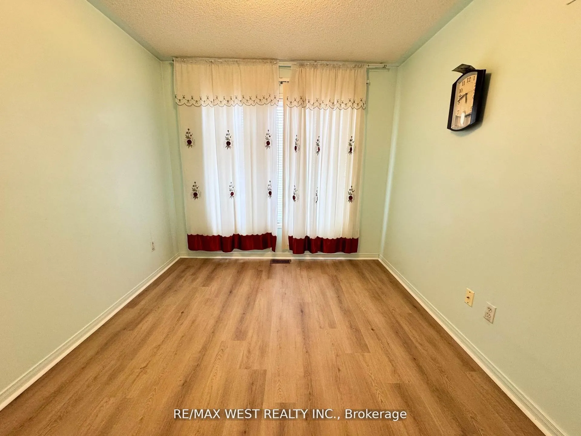 Photo 32 of 98 Four Seasons Circle, Brampton, Fletcher's Meadow — HOMEH