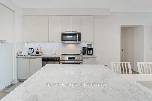 Photo 5 of Unit 1122, 70 Roehampton Avenue, Toronto, Mount Pleasant West — HOMEH