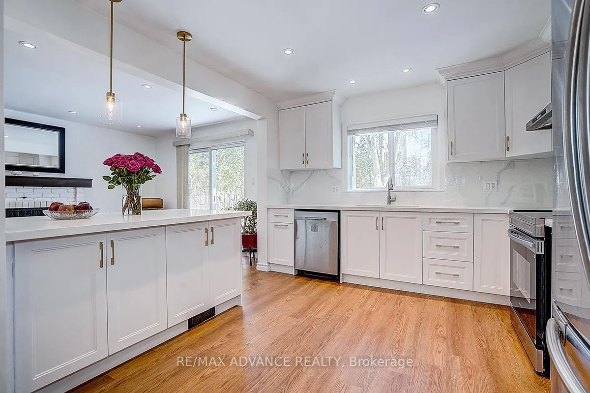 Photo 11 of 25 West Borough Street, Markham, Aileen-Willowbrook — HOMEH