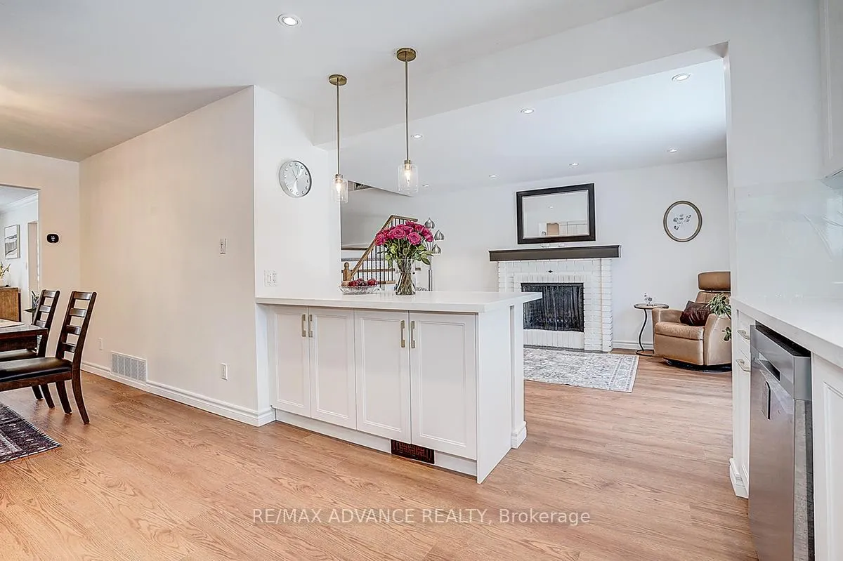 Photo 12 of 25 West Borough Street, Markham, Aileen-Willowbrook — HOMEH