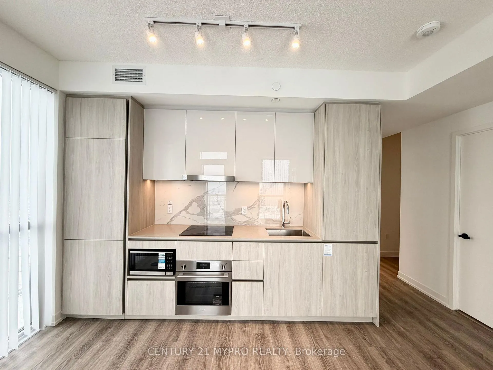 Photo 4 of Unit 5812, 8 Interchange Way, Vaughan, Vaughan Corporate Centre — HOMEH