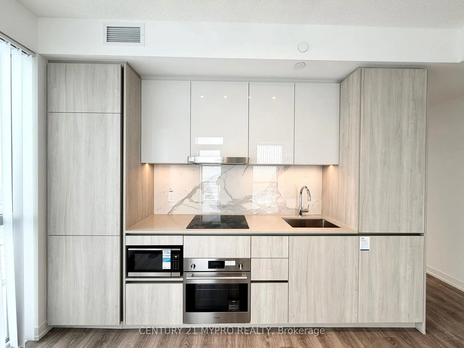 Photo 5 of Unit 5812, 8 Interchange Way, Vaughan, Vaughan Corporate Centre — HOMEH