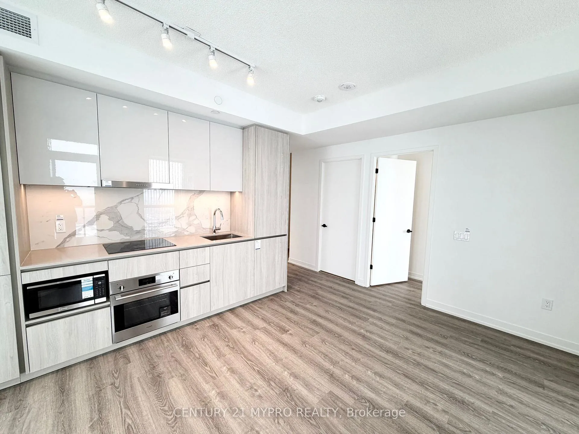 Photo 6 of Unit 5812, 8 Interchange Way, Vaughan, Vaughan Corporate Centre — HOMEH