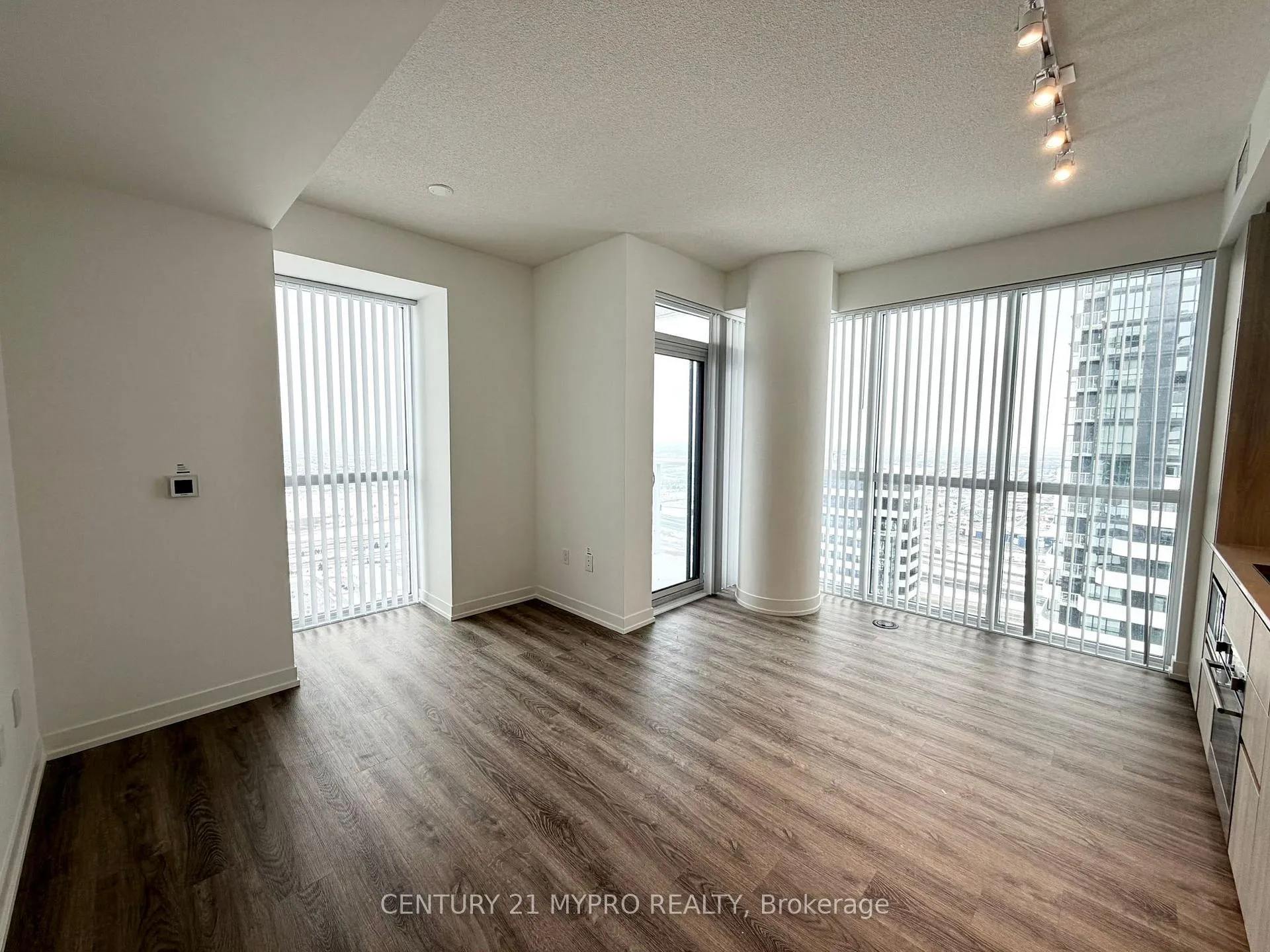 Photo 8 of Unit 5812, 8 Interchange Way, Vaughan, Vaughan Corporate Centre — HOMEH