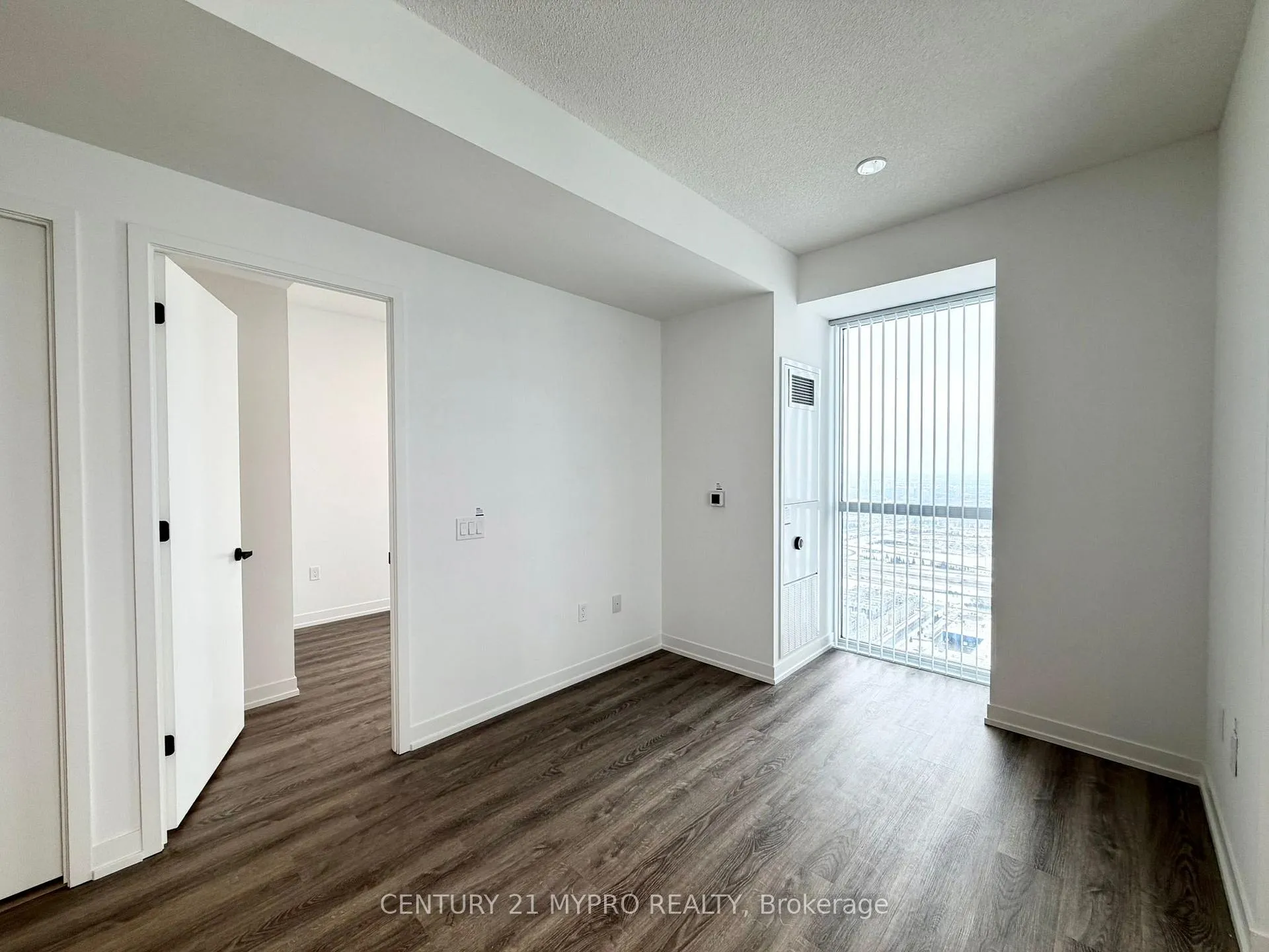Photo 9 of Unit 5812, 8 Interchange Way, Vaughan, Vaughan Corporate Centre — HOMEH