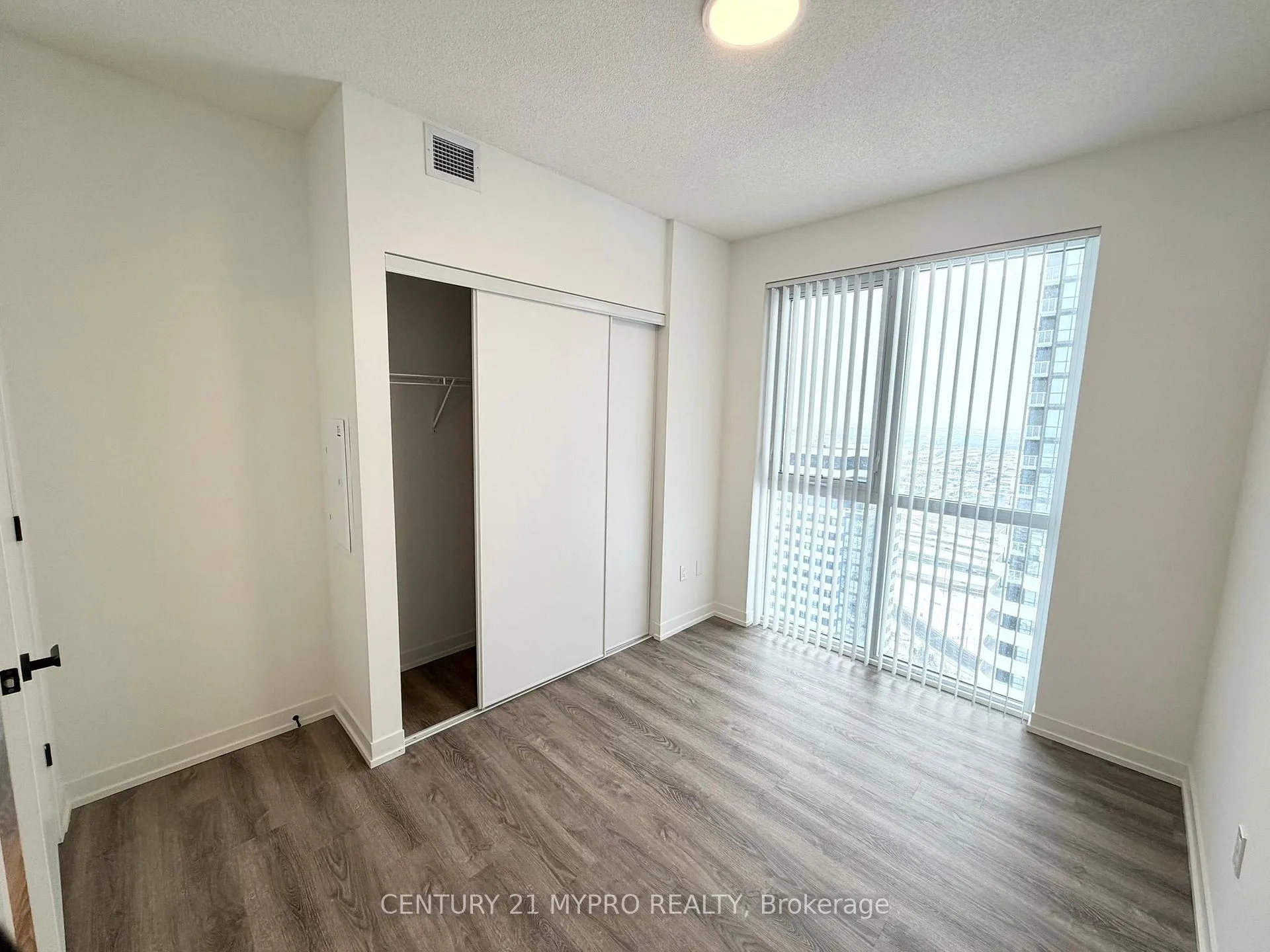 Photo 11 of Unit 5812, 8 Interchange Way, Vaughan, Vaughan Corporate Centre — HOMEH