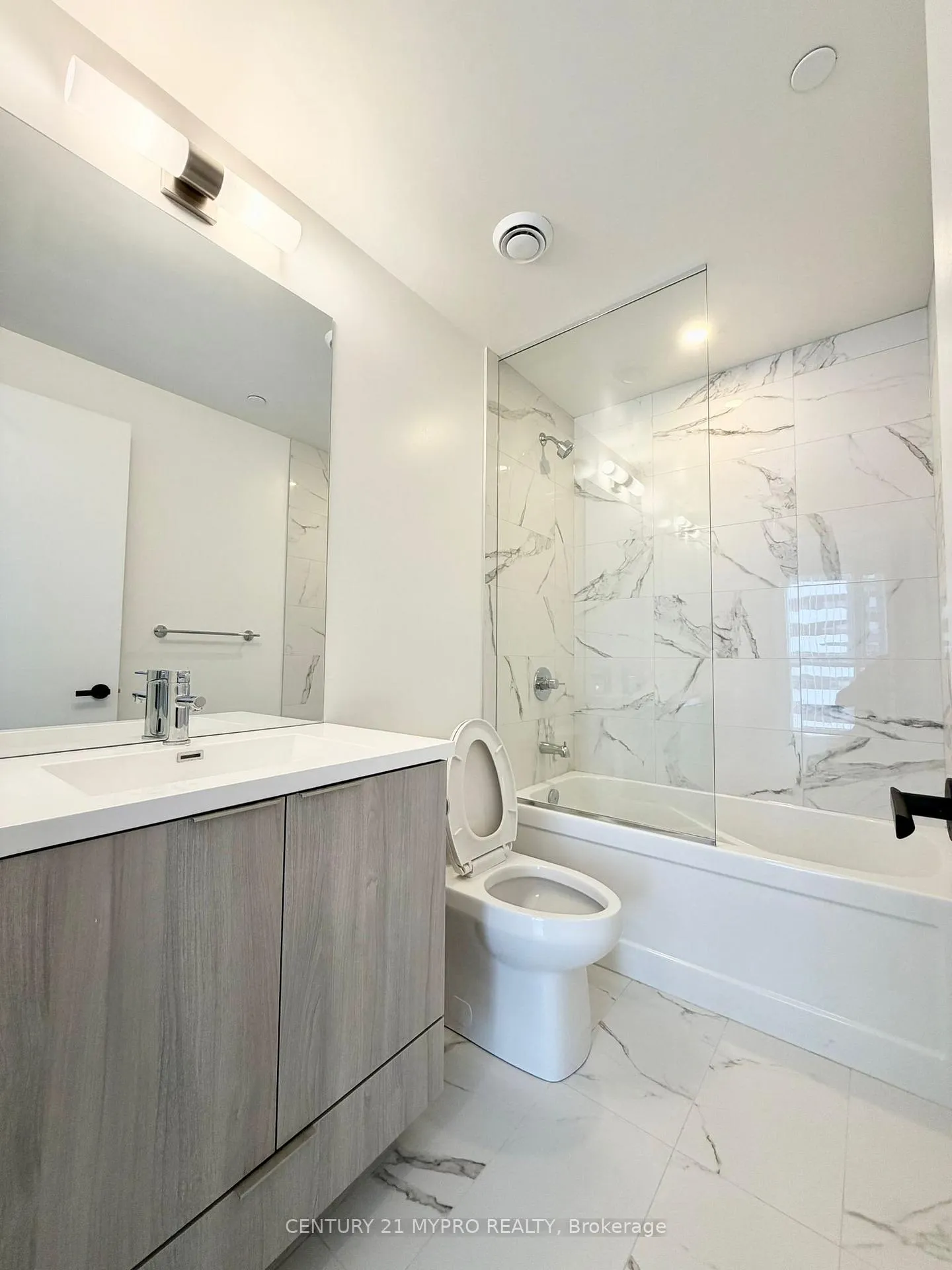 Photo 12 of Unit 5812, 8 Interchange Way, Vaughan, Vaughan Corporate Centre — HOMEH