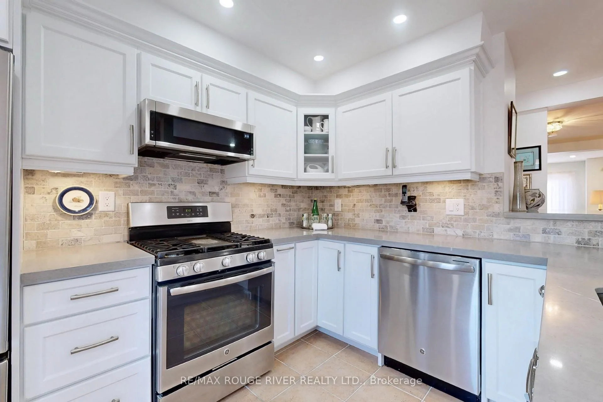 Photo 13 of 10 Moorefield Drive, Scarborough, Rouge — HOMEH