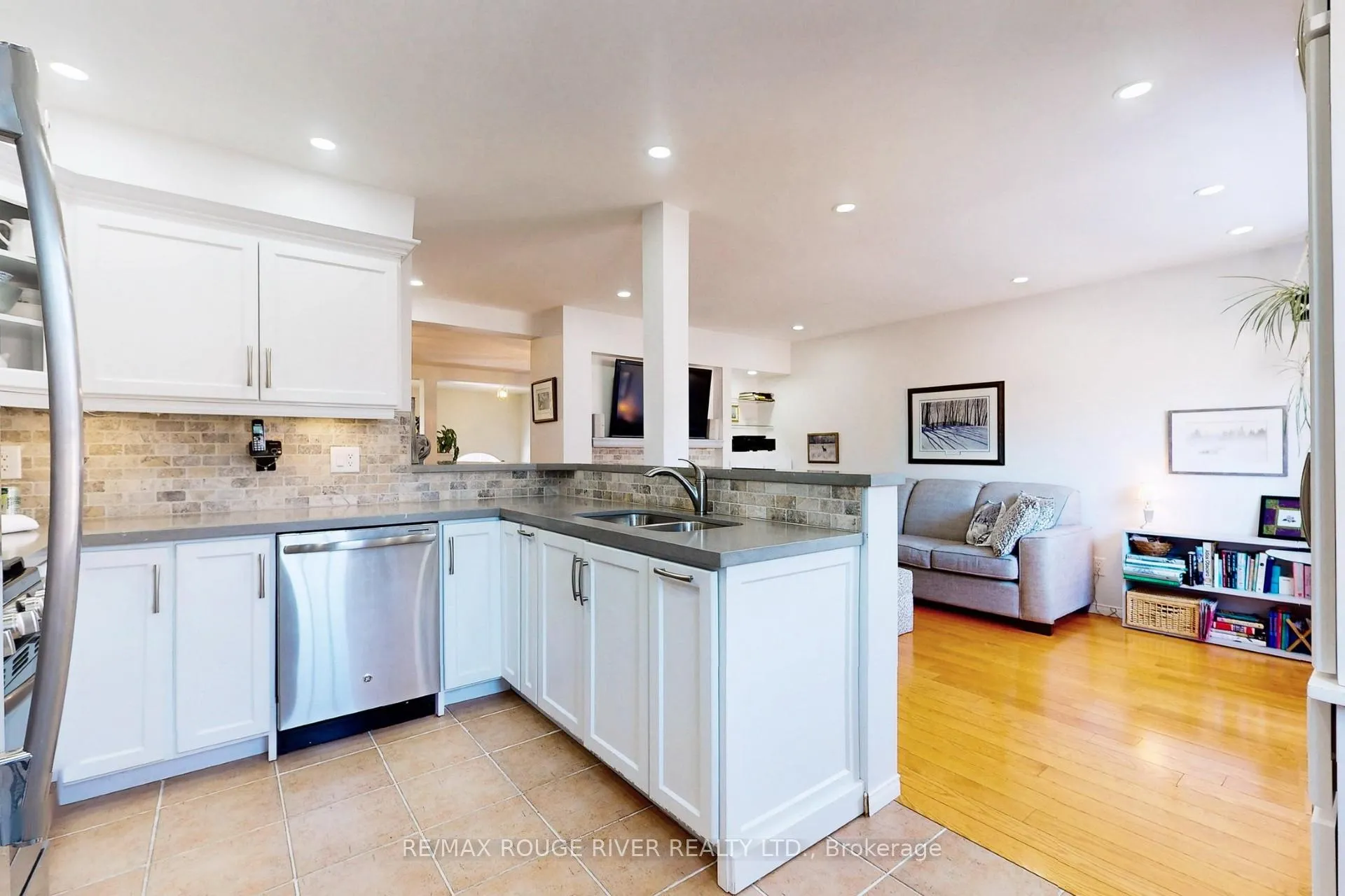 Photo 14 of 10 Moorefield Drive, Scarborough, Rouge — HOMEH